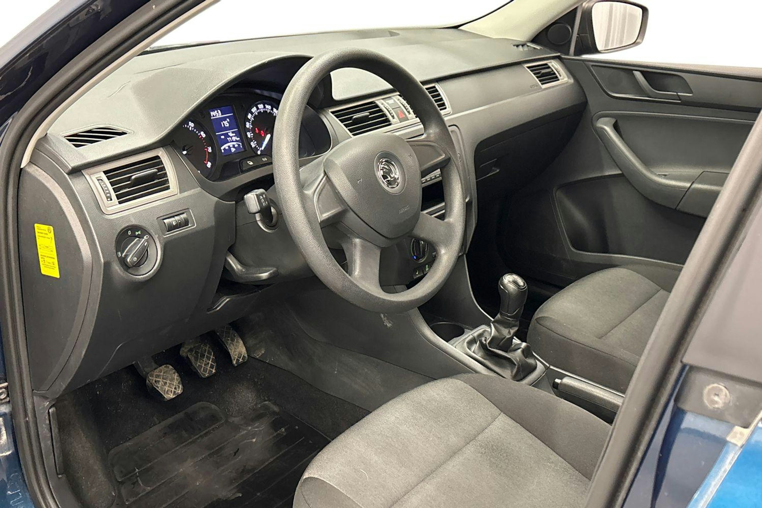 sininen Skoda Rapid 2013 kuva 7.