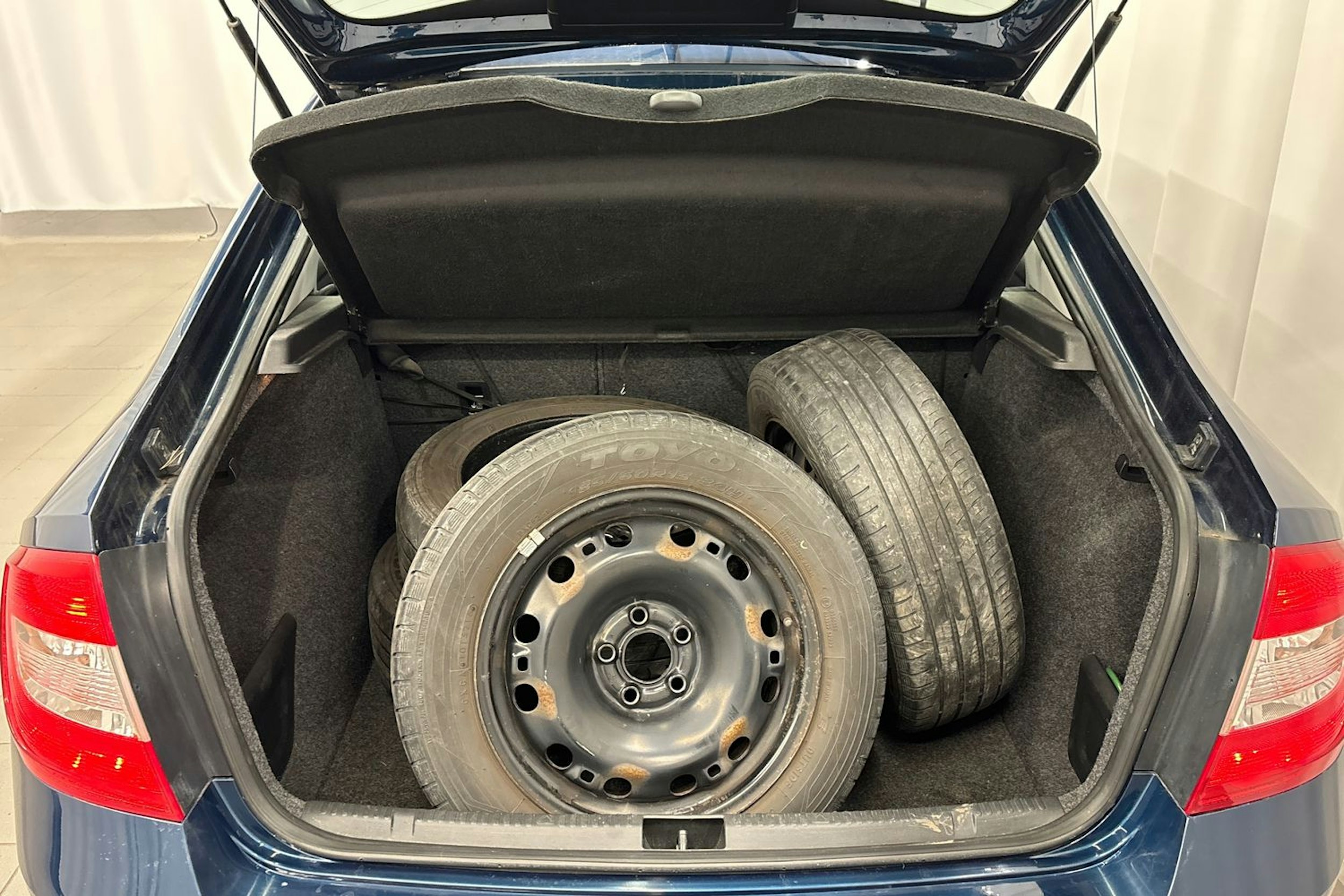 sininen Skoda Rapid 2013 kuva 15.