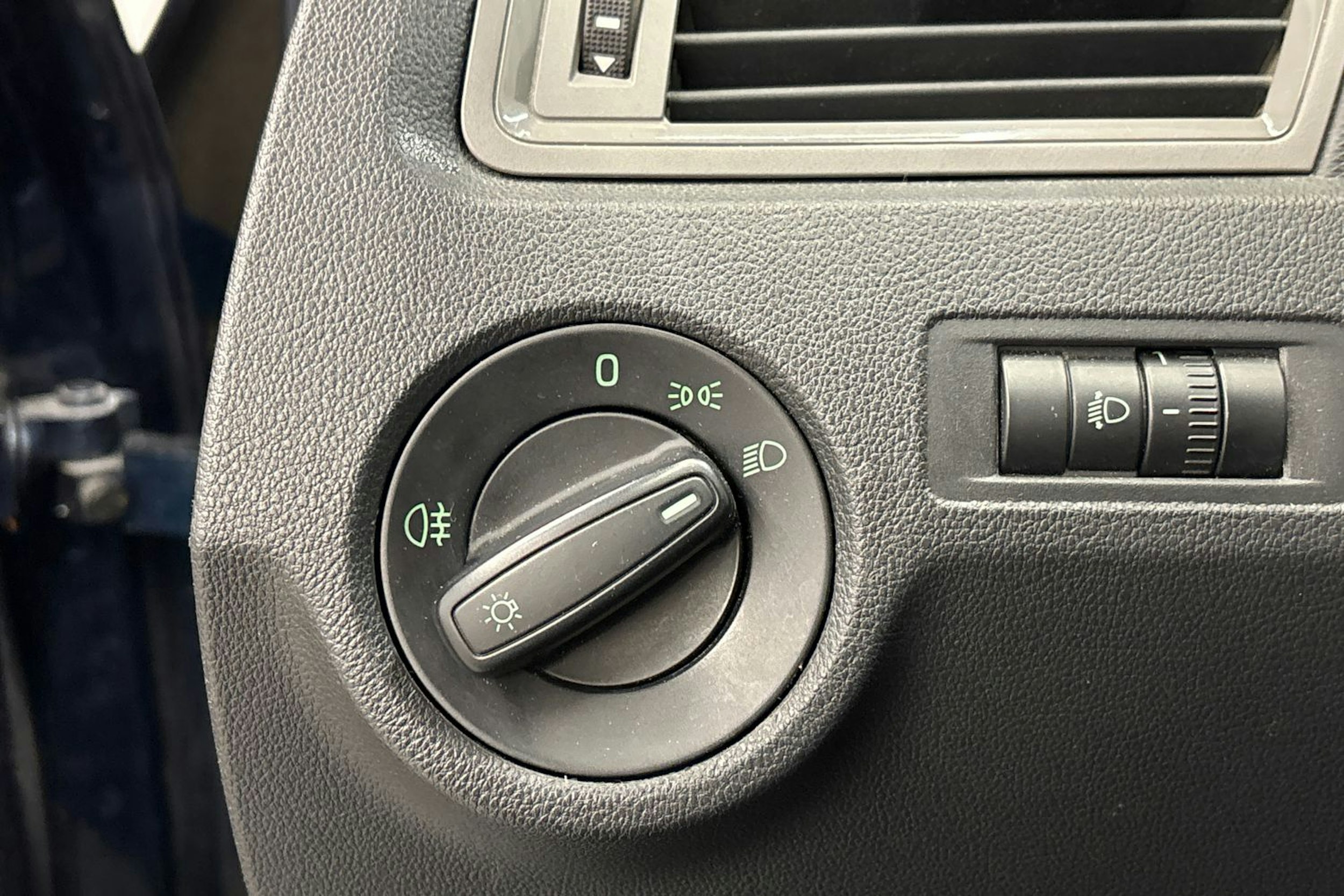 sininen Skoda Rapid 2013 kuva 18.