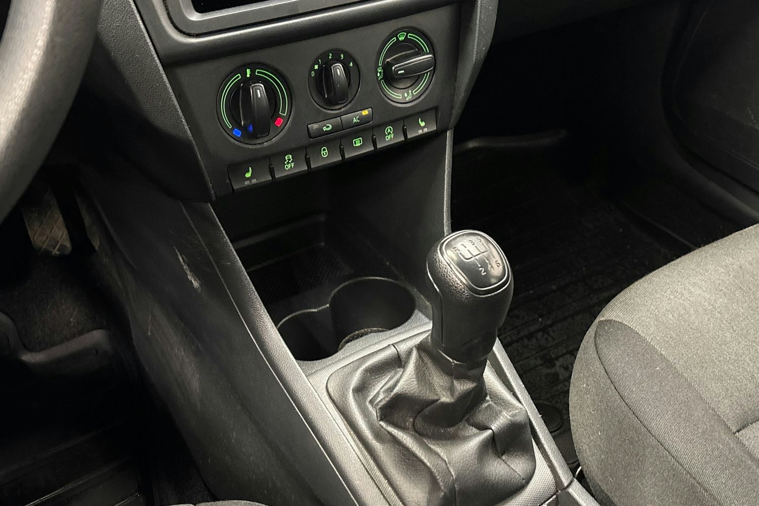 sininen Skoda Rapid 2013 kuva 21.