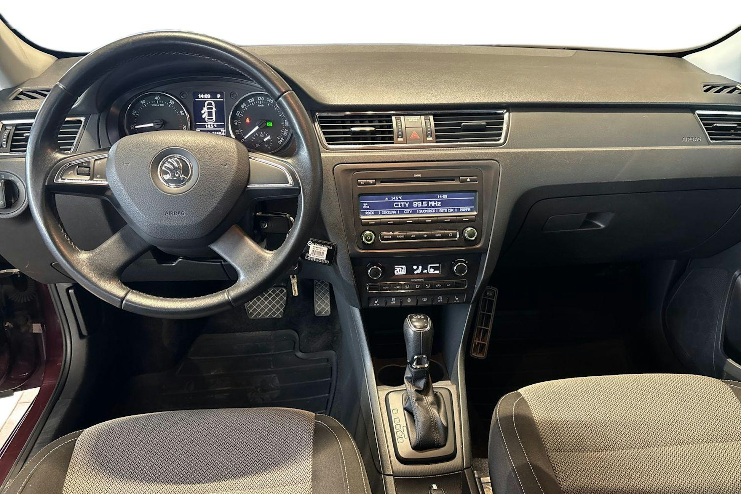 Punainen Skoda RAPID 2013 kuva 9.