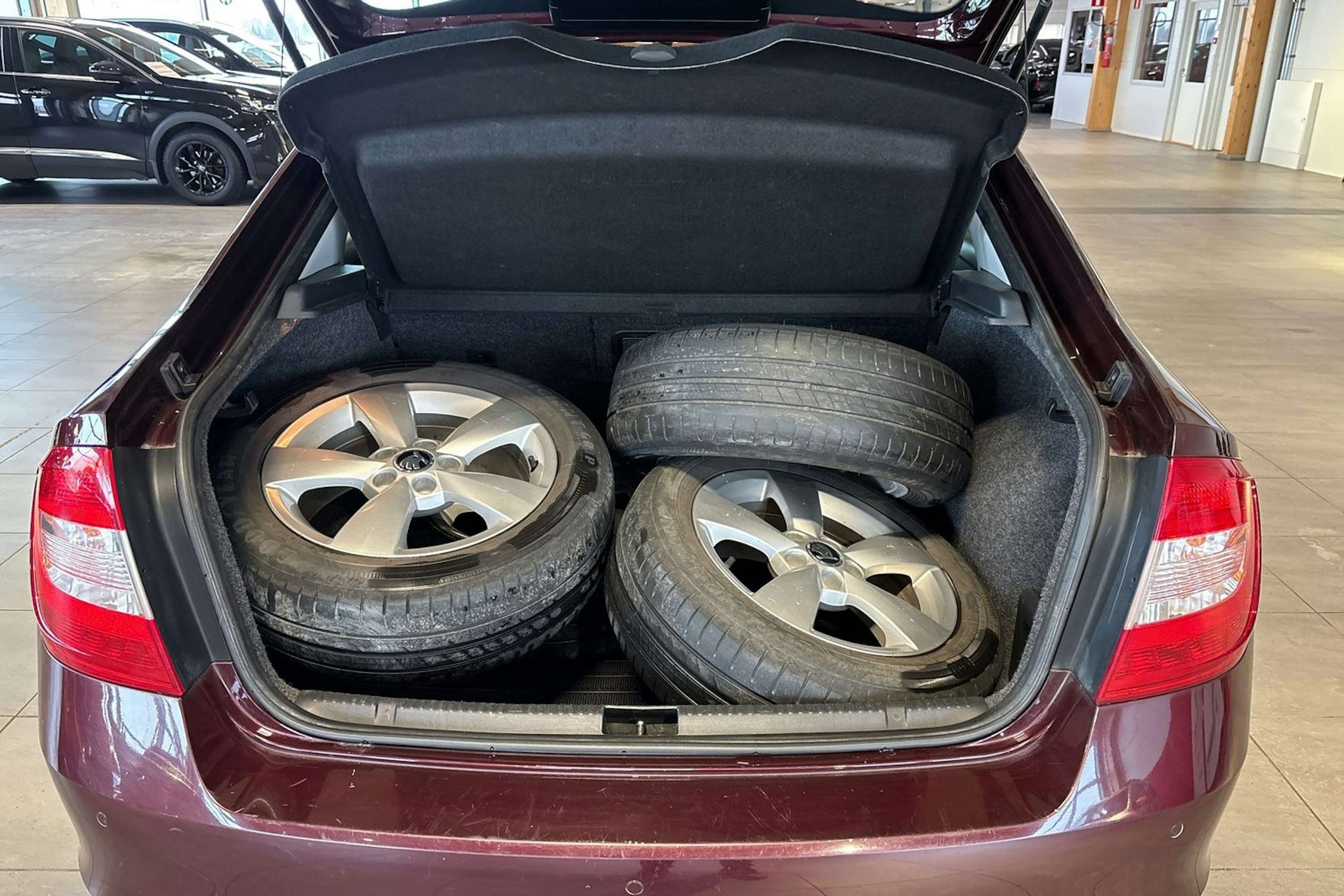 Punainen Skoda RAPID 2013 kuva 15.