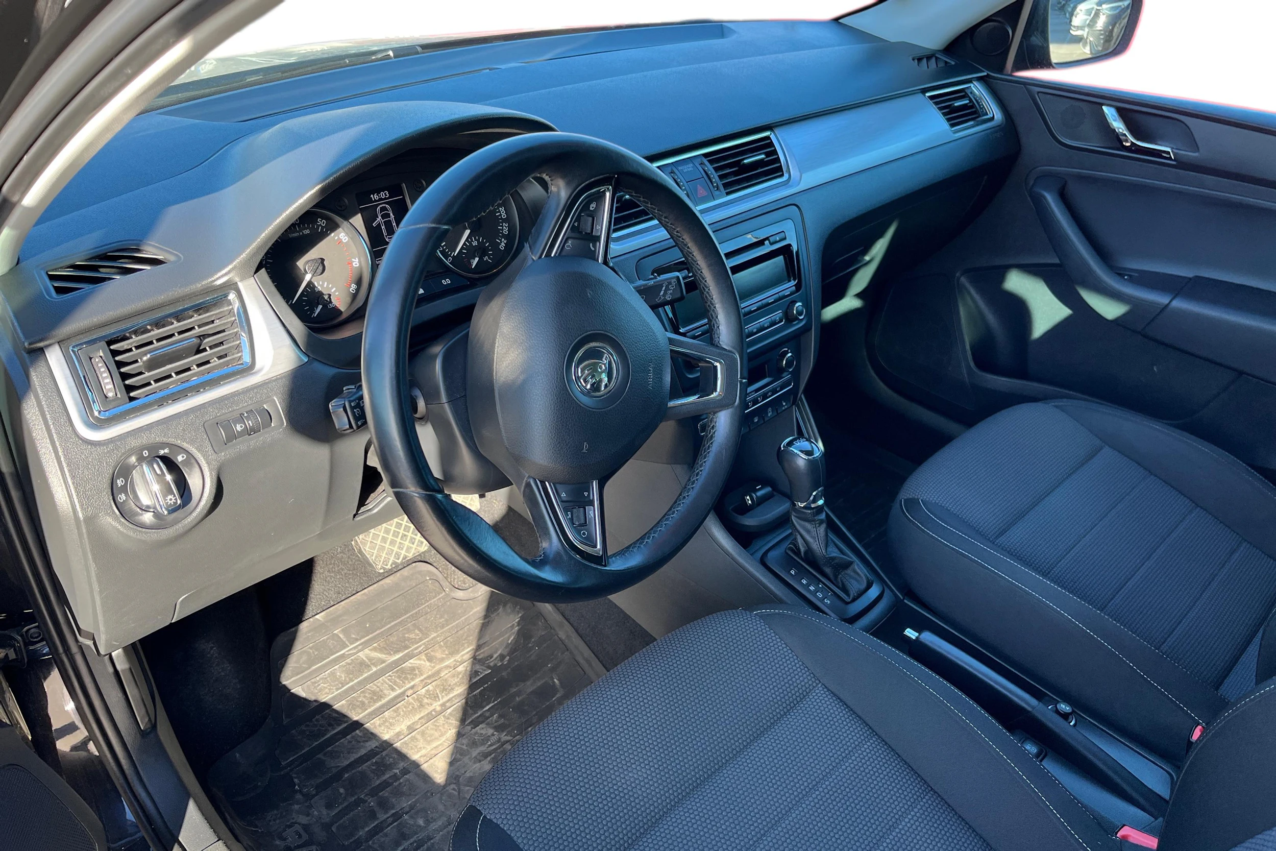 Musta Skoda RAPID 2014 kuva 3.