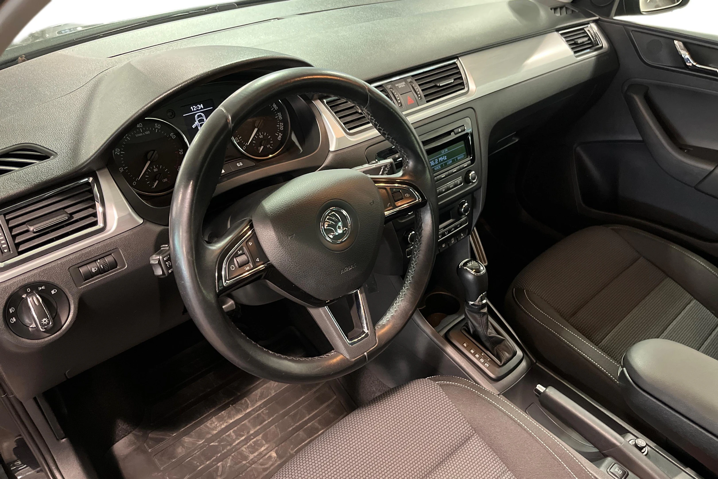 Musta Skoda RAPID 2014 kuva 6.