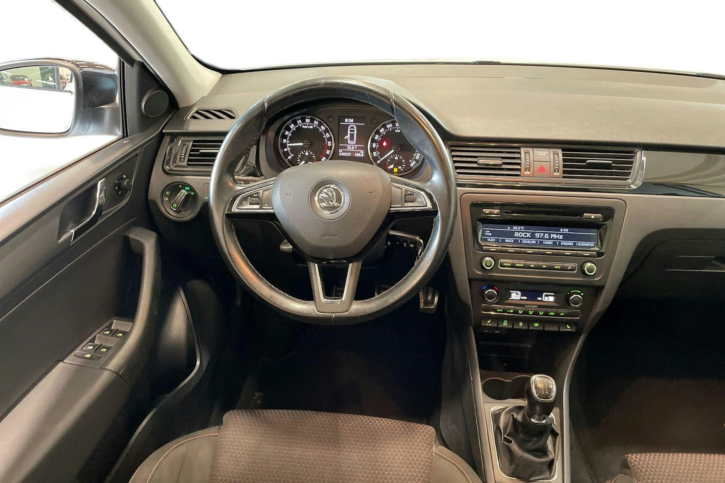 valkoinen Skoda Rapid 2014 kuva 9.