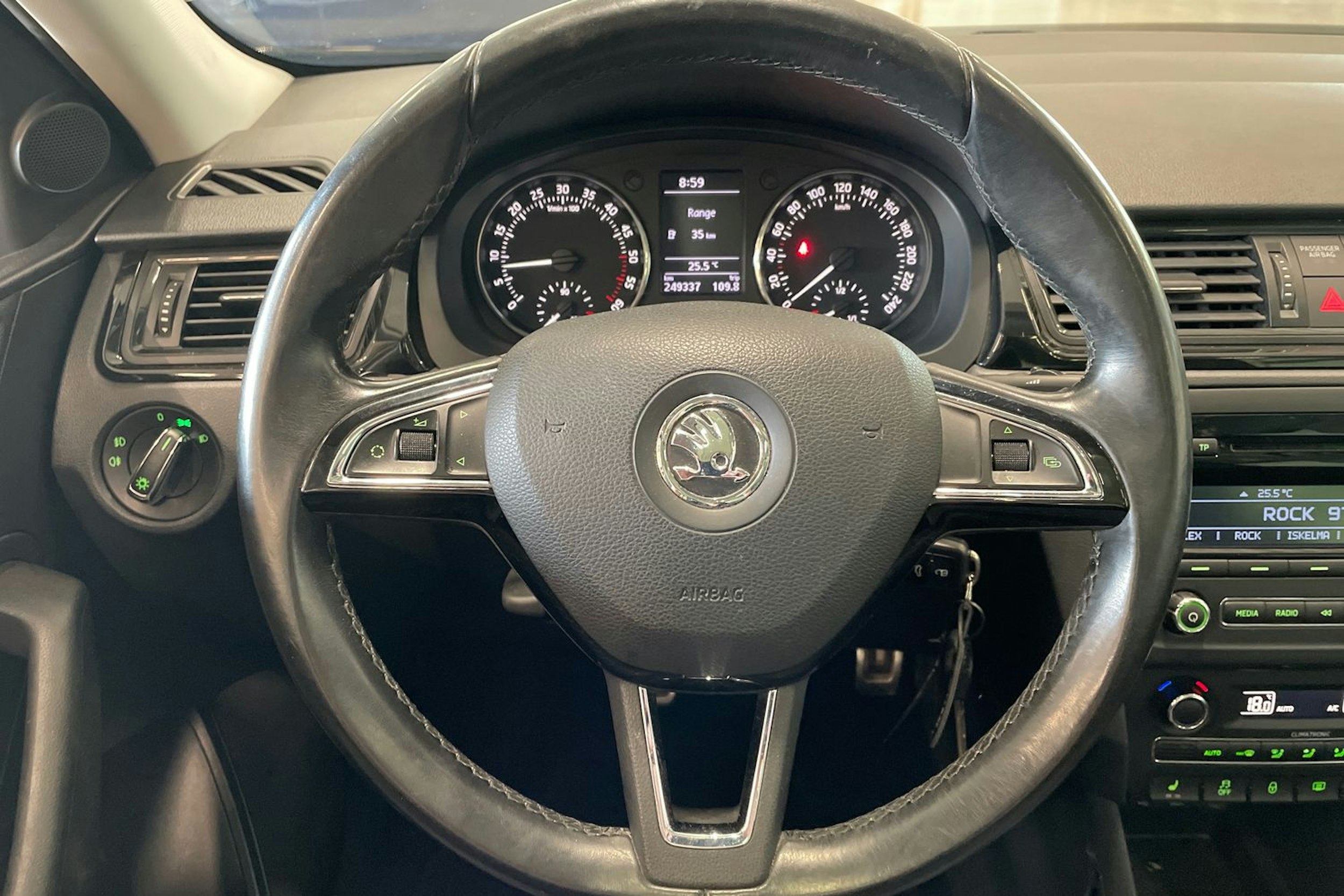 valkoinen Skoda Rapid 2014 kuva 16.
