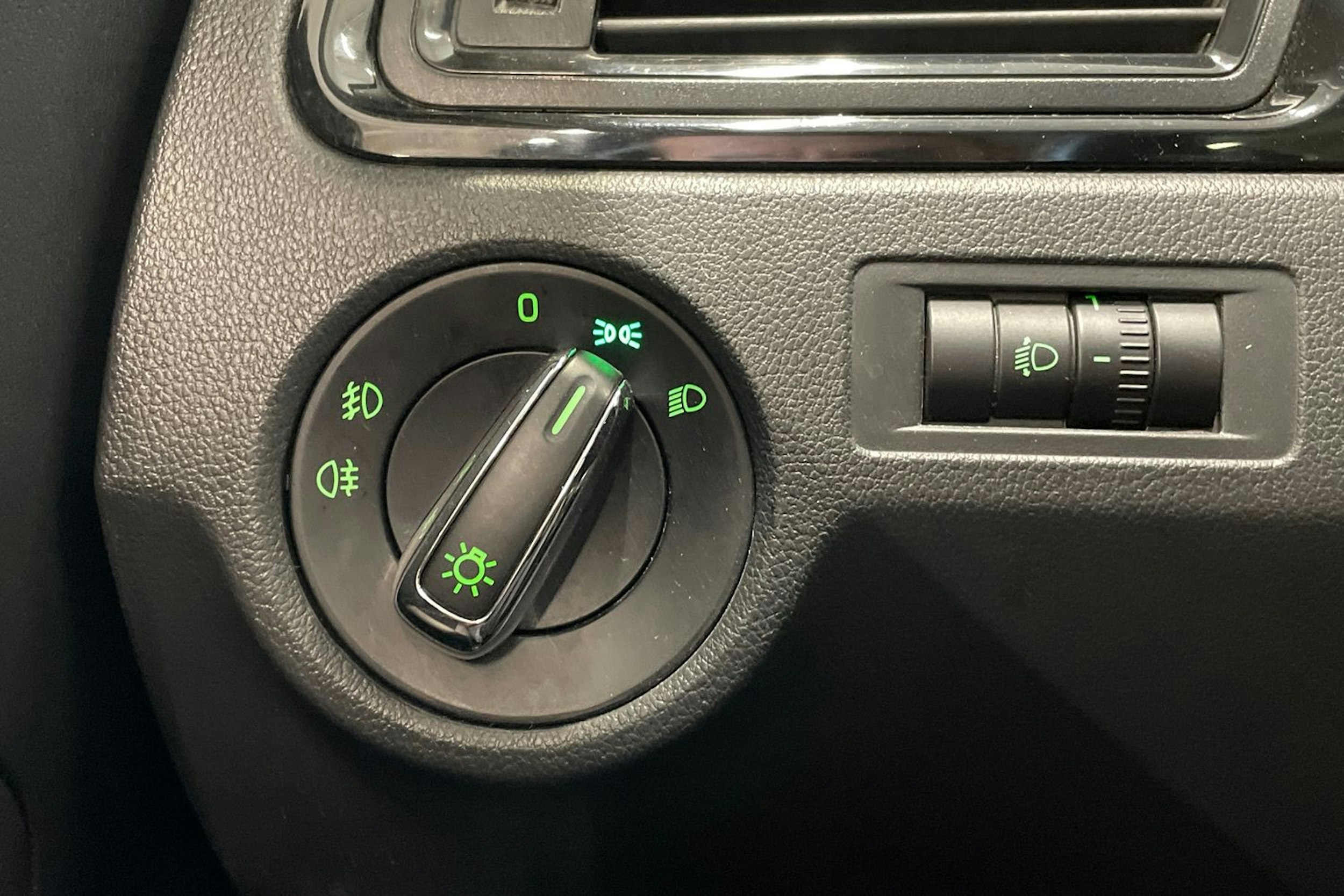 valkoinen Skoda Rapid 2014 kuva 21.
