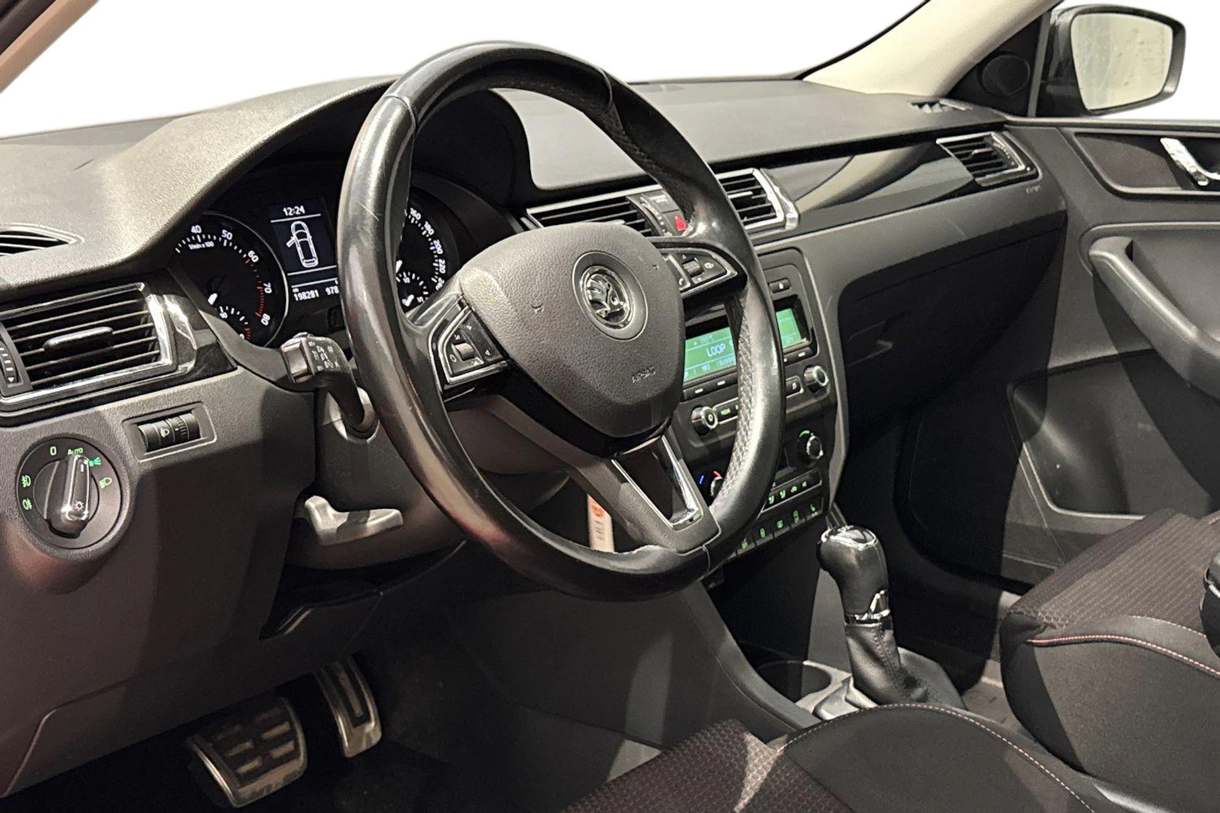 punainen Skoda Rapid 2015 kuva 6.