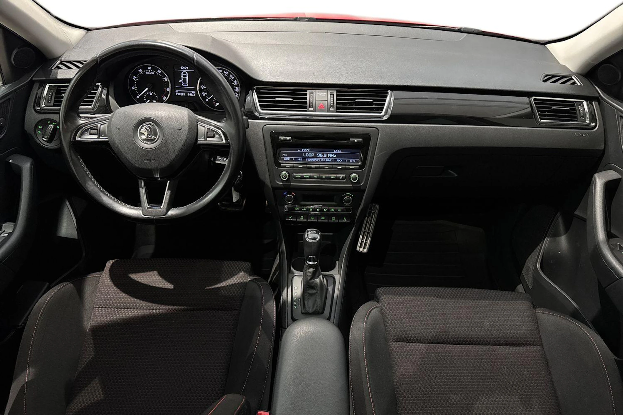 punainen Skoda Rapid 2015 kuva 7.