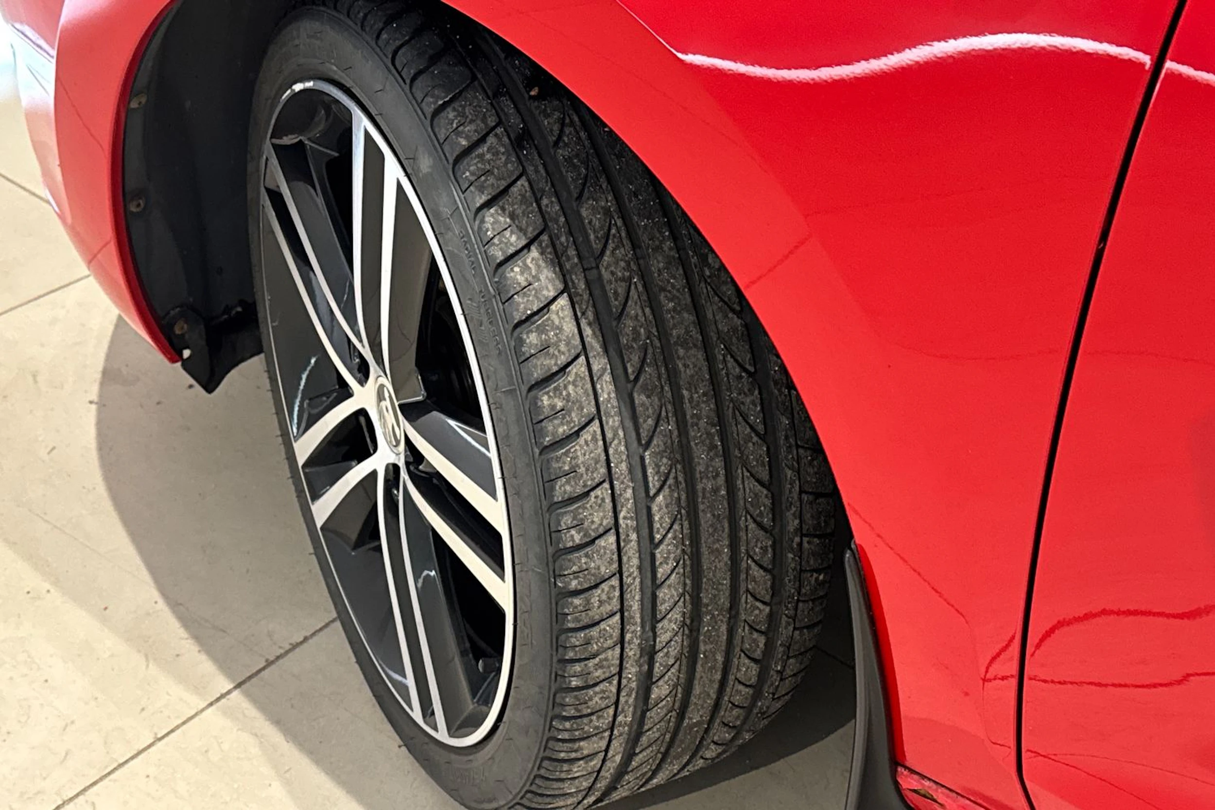 punainen Skoda Rapid 2015 kuva 10.
