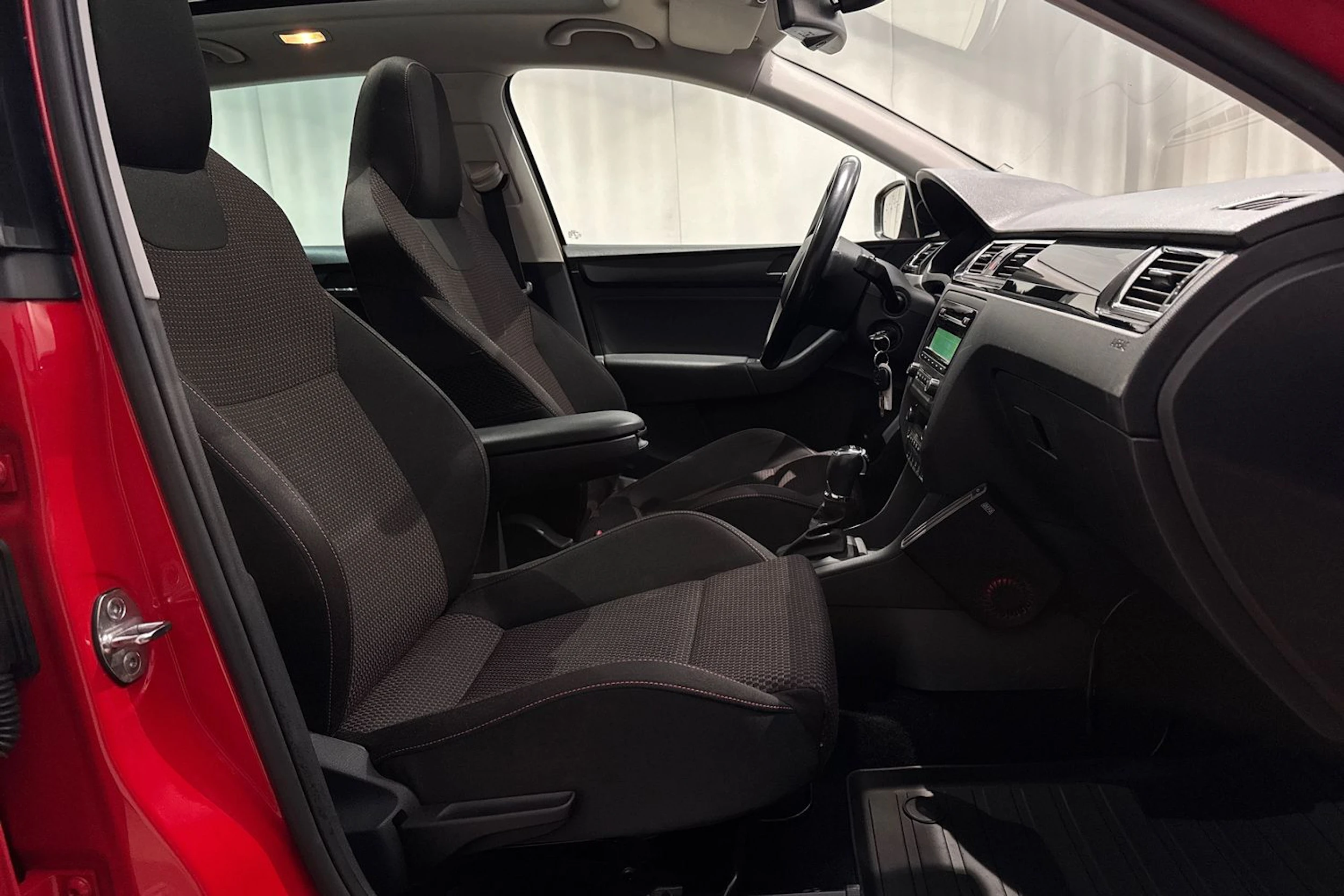 punainen Skoda Rapid 2015 kuva 13.
