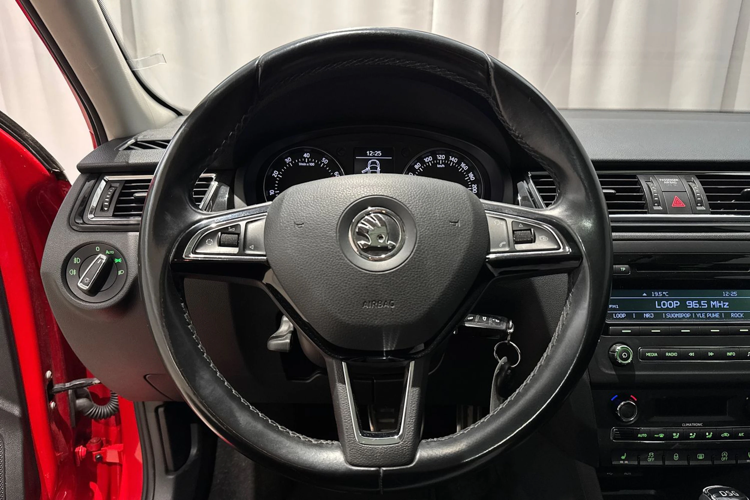 punainen Skoda Rapid 2015 kuva 15.