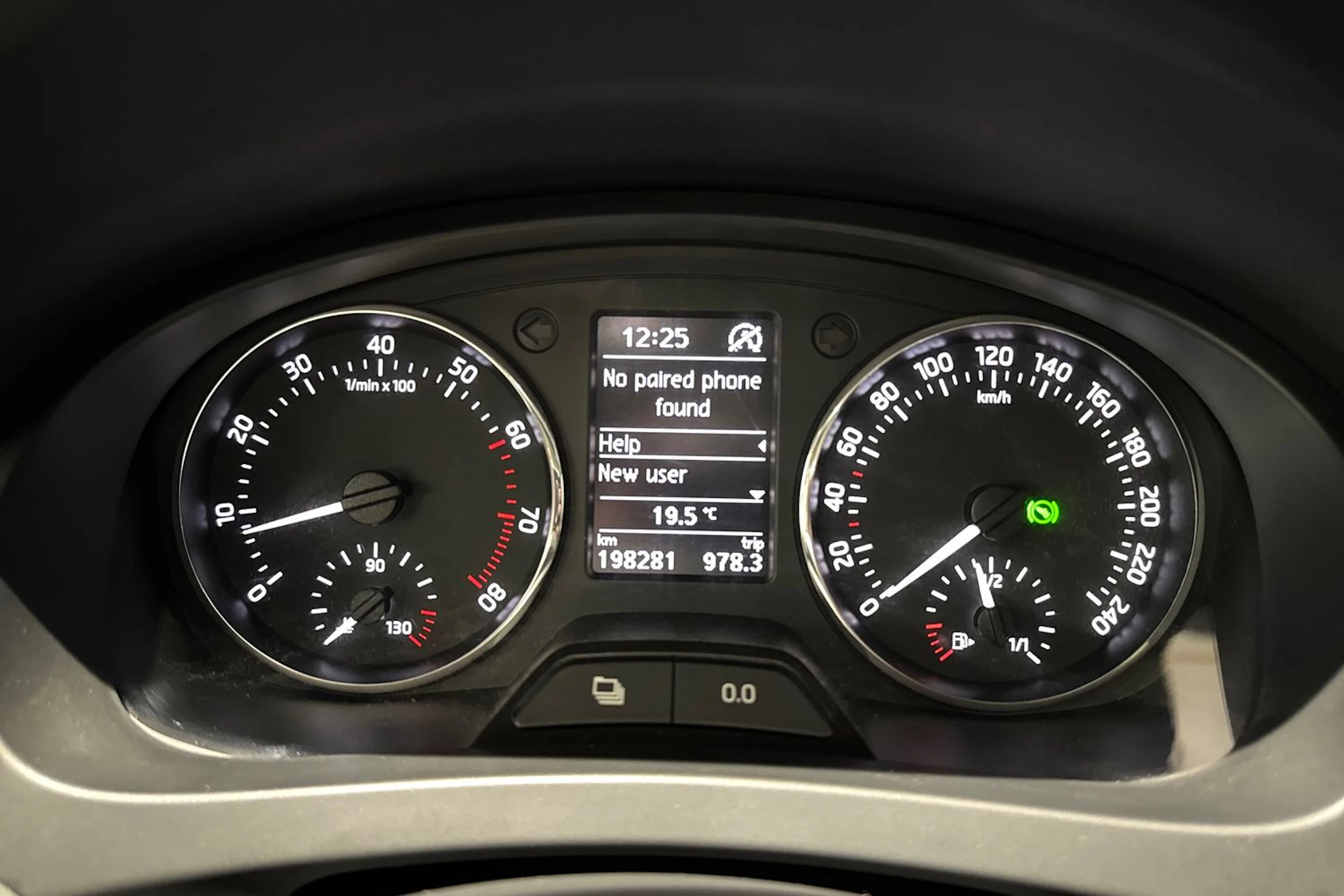 punainen Skoda Rapid 2015 kuva 16.