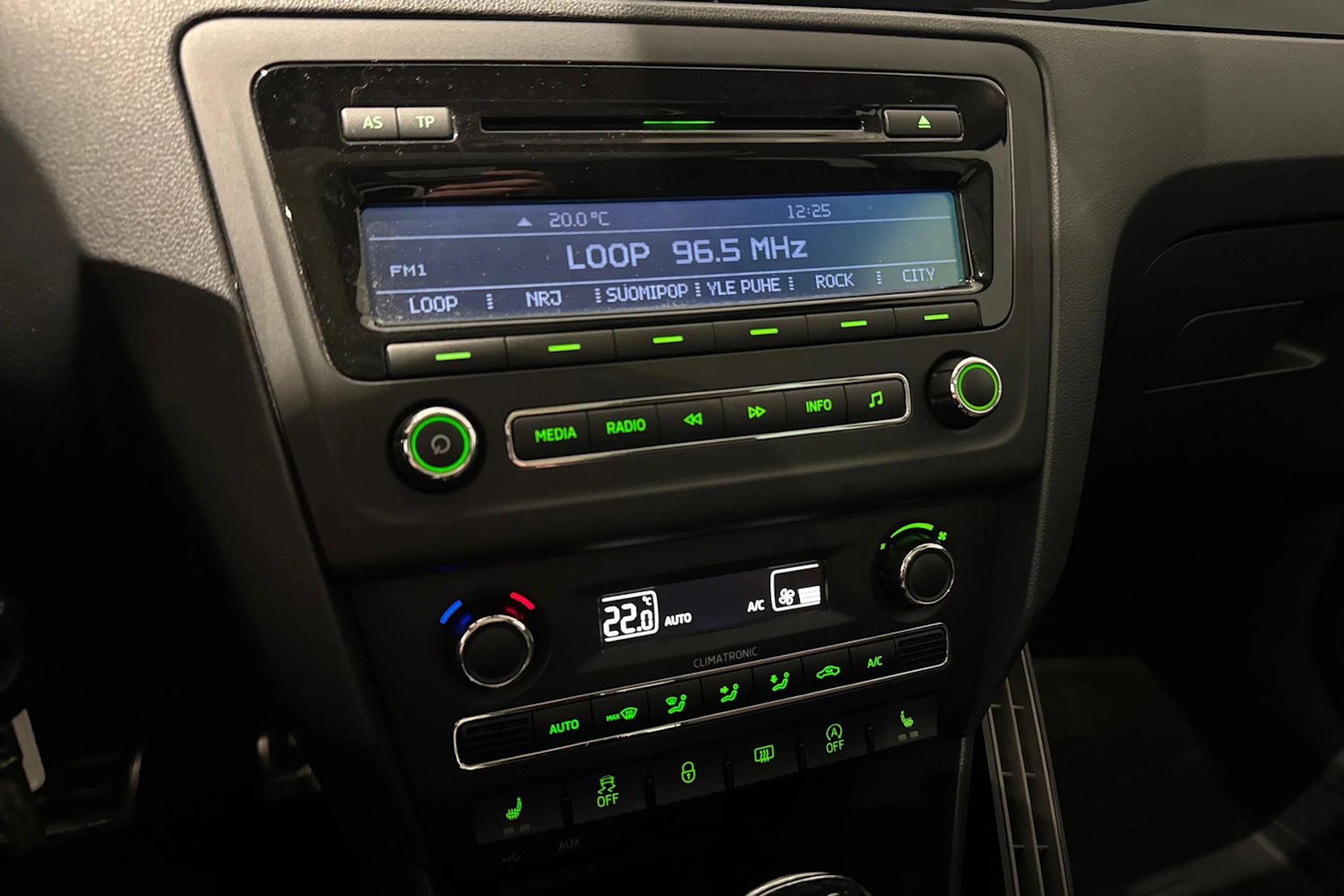 punainen Skoda Rapid 2015 kuva 17.