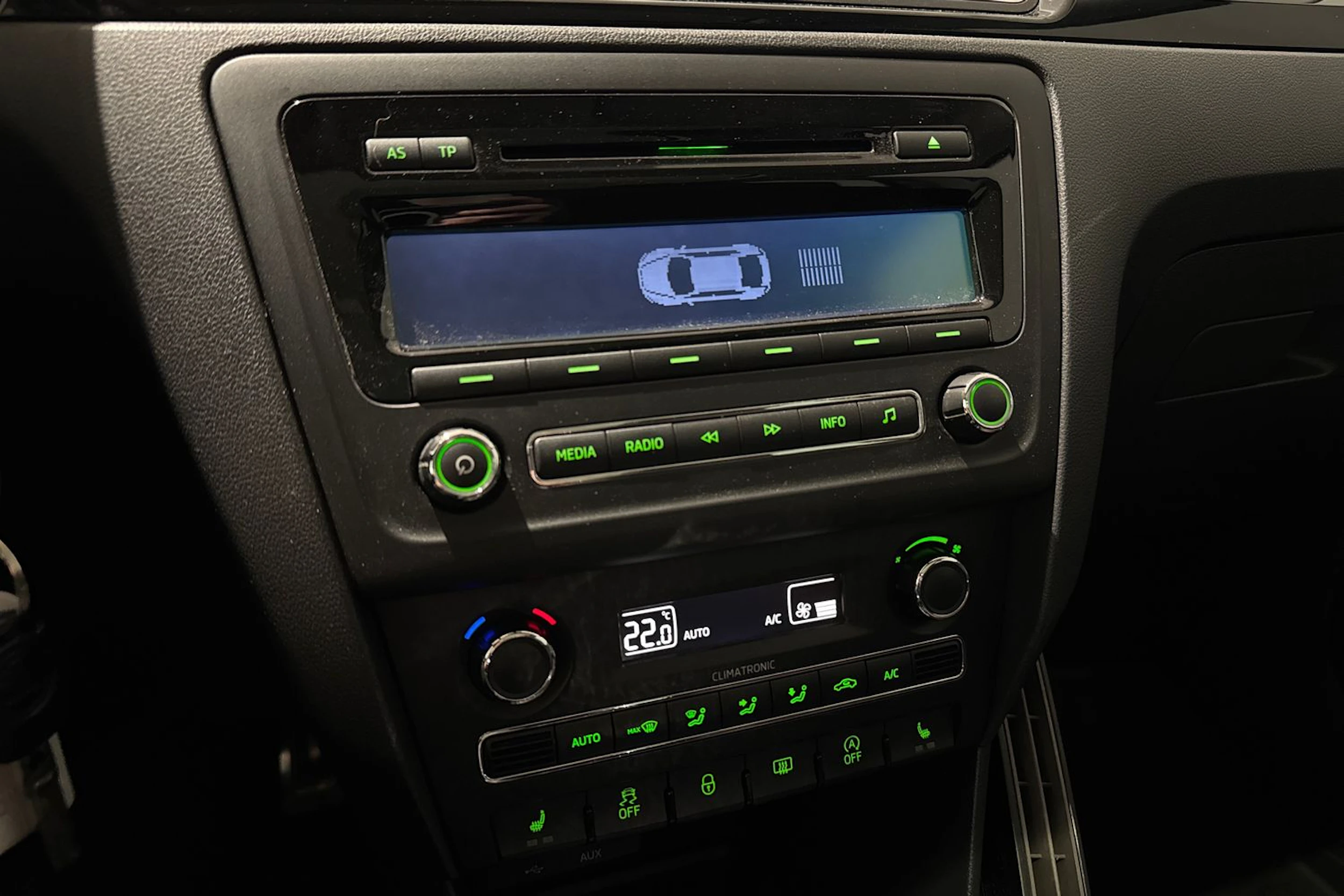 punainen Skoda Rapid 2015 kuva 18.