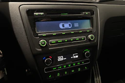 punainen Skoda Rapid 2015 kuva 18.