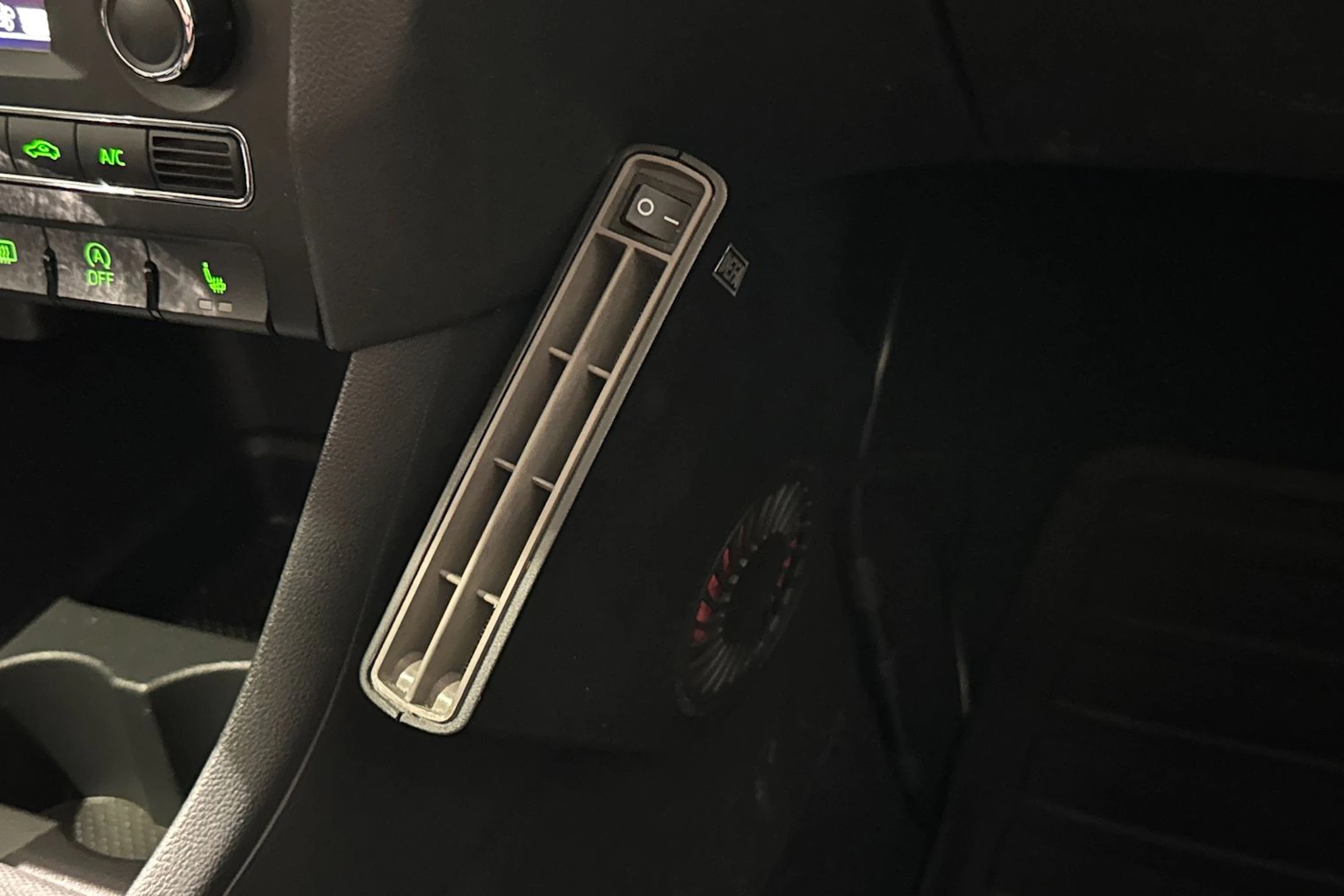 punainen Skoda Rapid 2015 kuva 19.