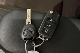 punainen Skoda Rapid 2015 kuva 20.