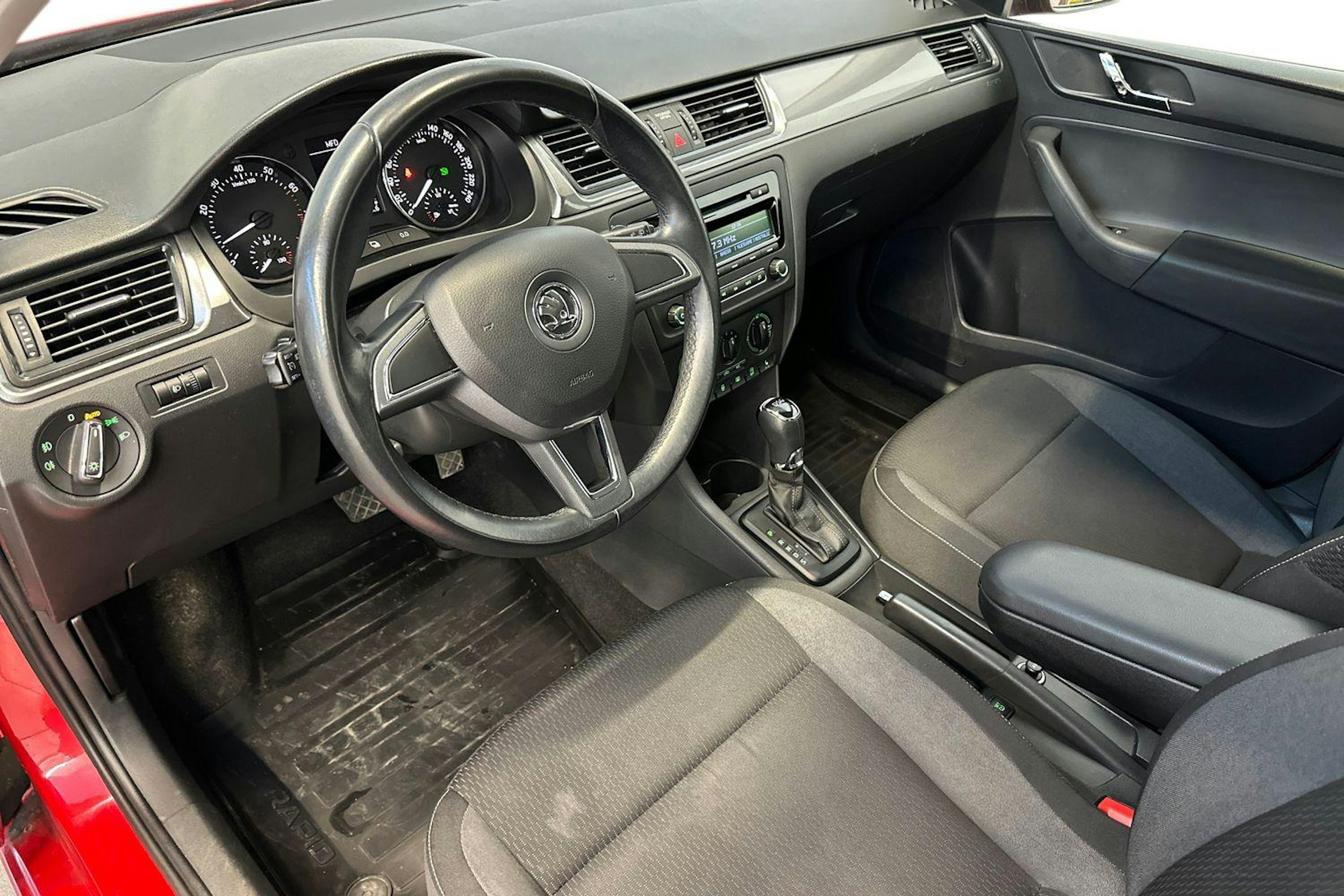 Punainen Skoda RAPID 2015 kuva 7.