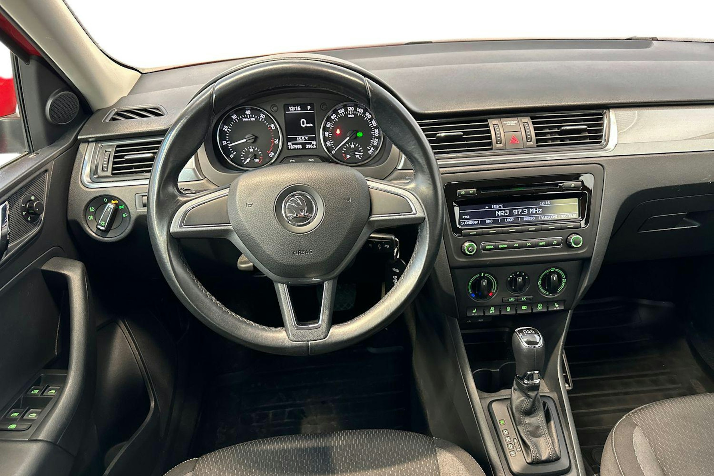 Punainen Skoda RAPID 2015 kuva 9.