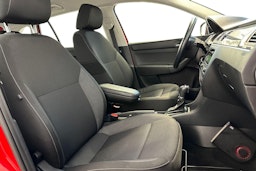 Punainen Skoda RAPID 2015 kuva 10.