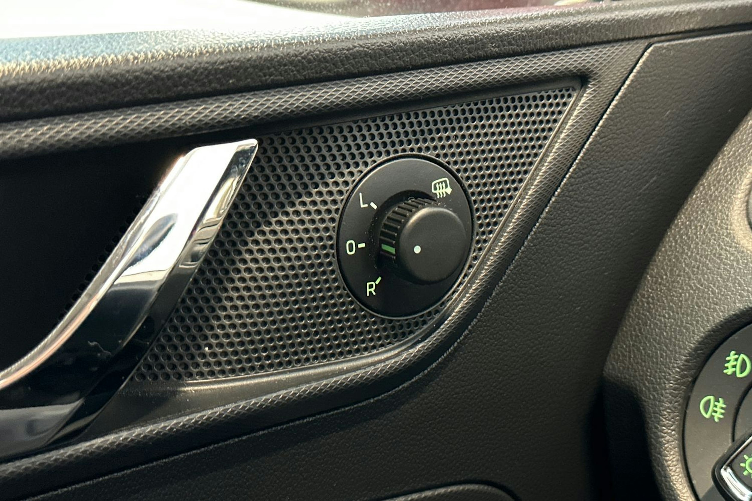 Punainen Skoda RAPID 2015 kuva 12.