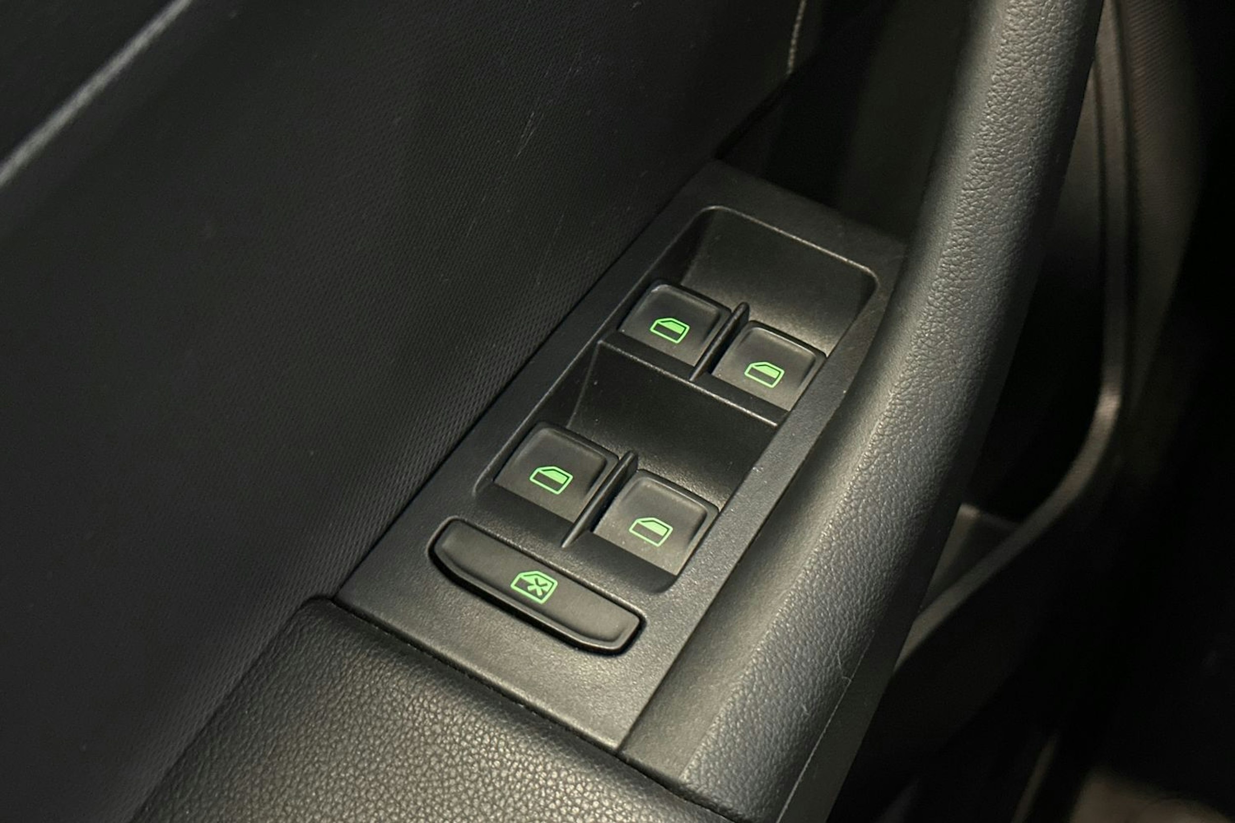 Punainen Skoda RAPID 2015 kuva 13.