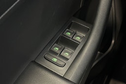 Punainen Skoda RAPID 2015 kuva 13.