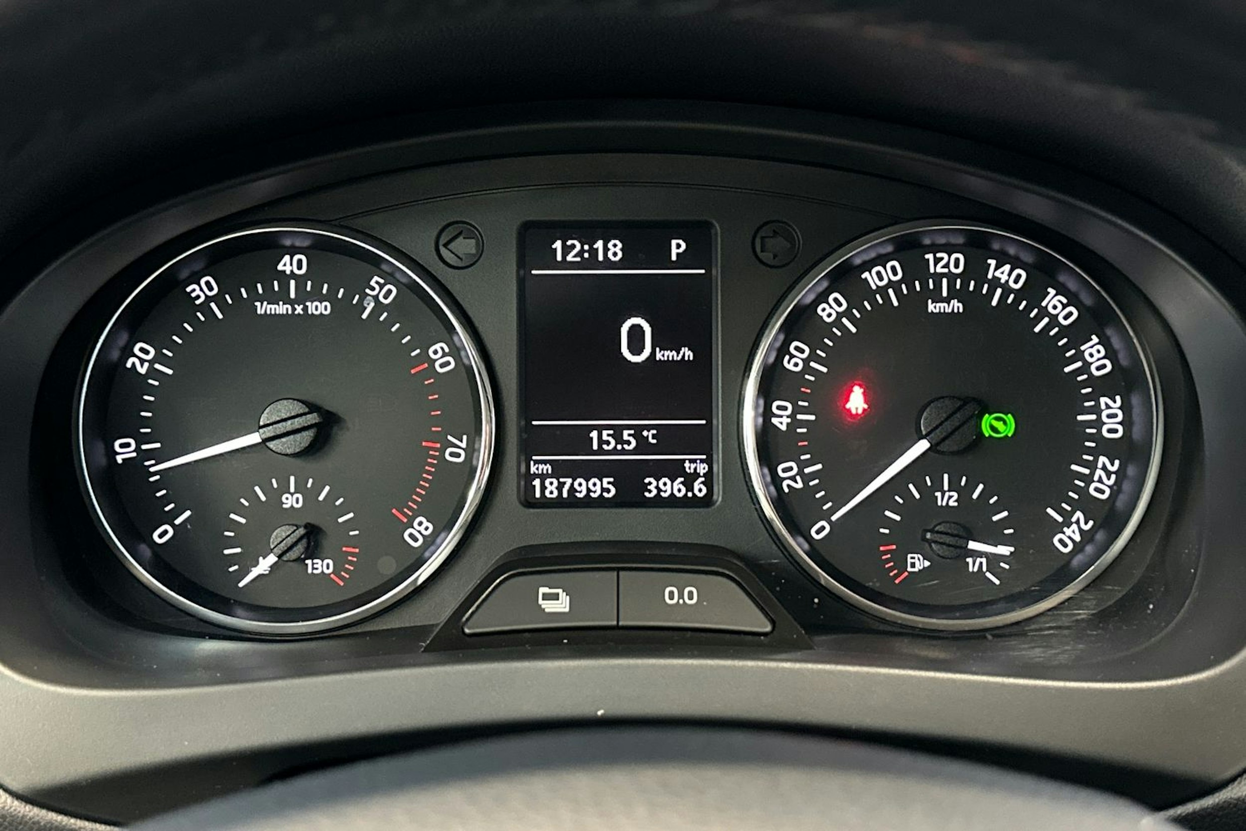 Punainen Skoda RAPID 2015 kuva 18.