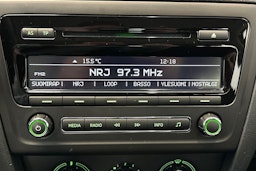 Punainen Skoda RAPID 2015 kuva 19.