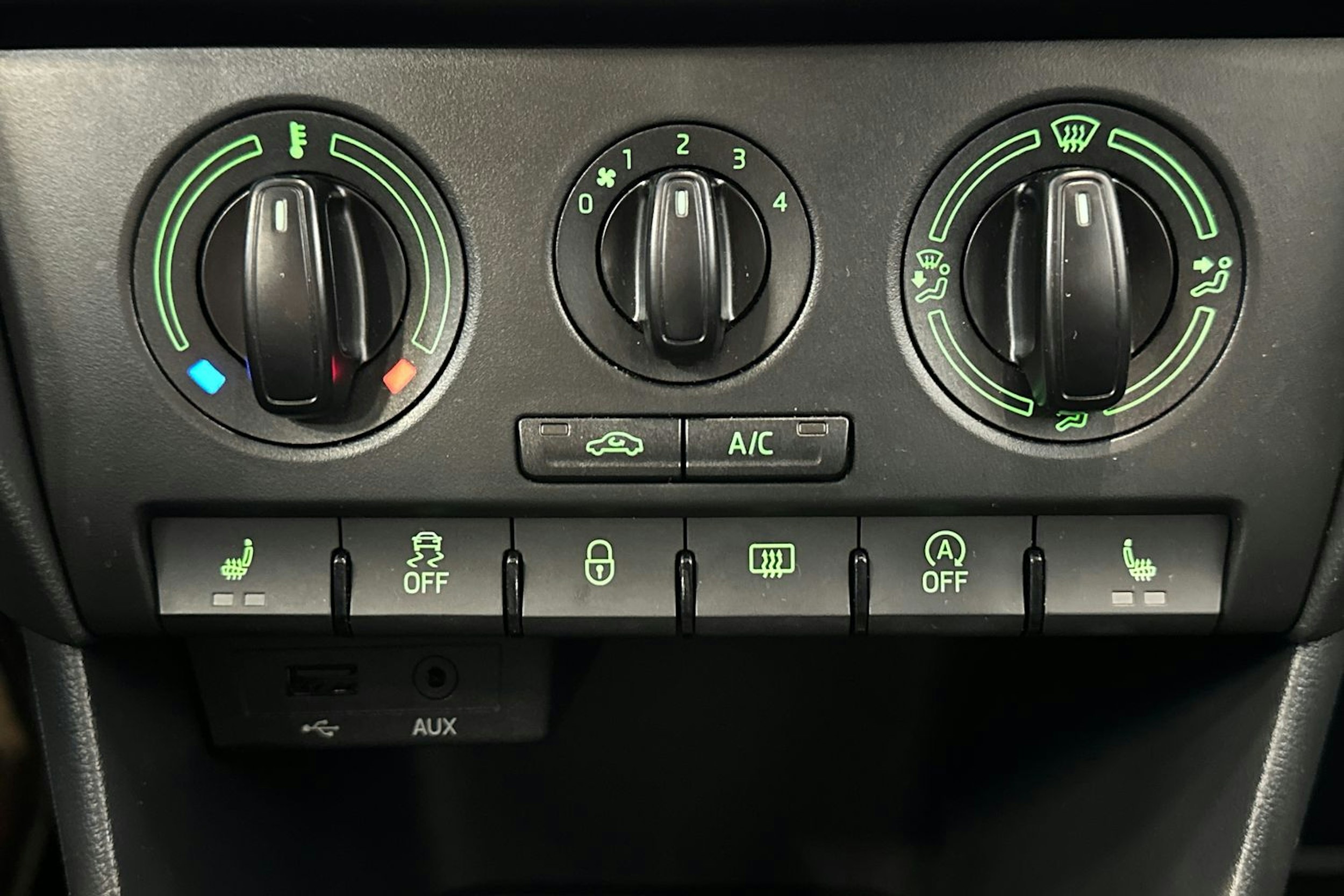 Punainen Skoda RAPID 2015 kuva 20.