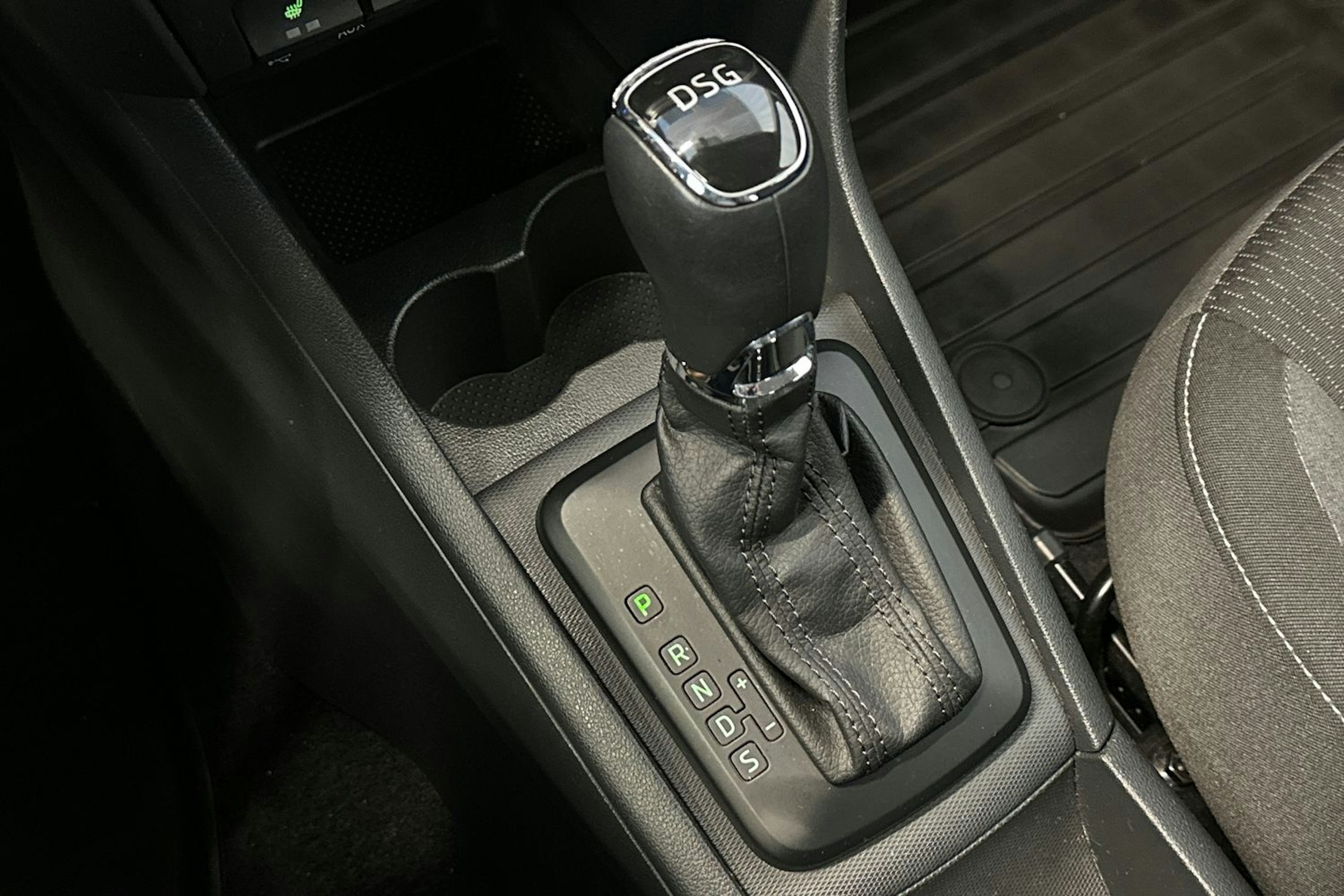 Punainen Skoda RAPID 2015 kuva 21.