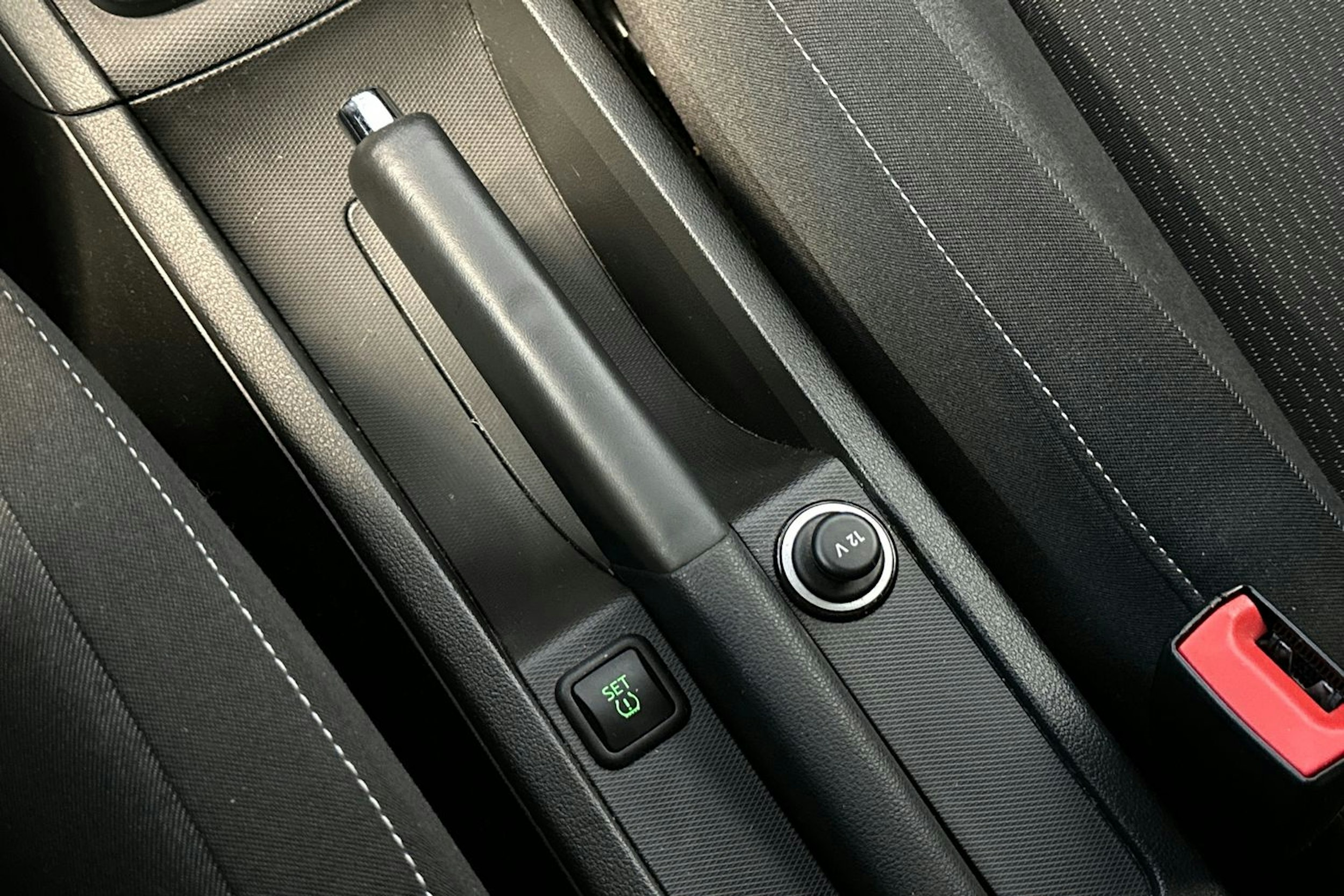 Punainen Skoda RAPID 2015 kuva 22.