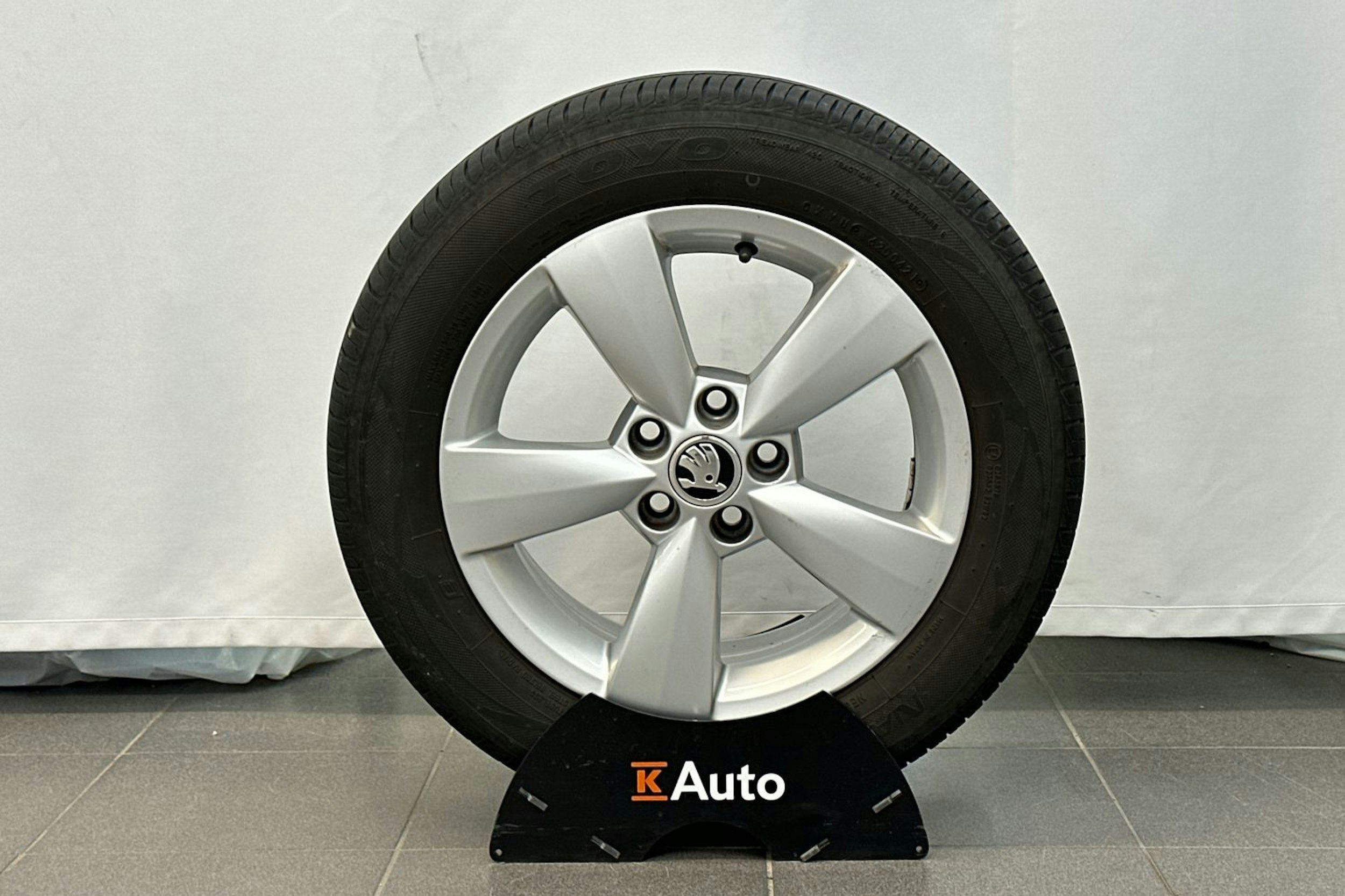 Punainen Skoda RAPID 2015 kuva 29.