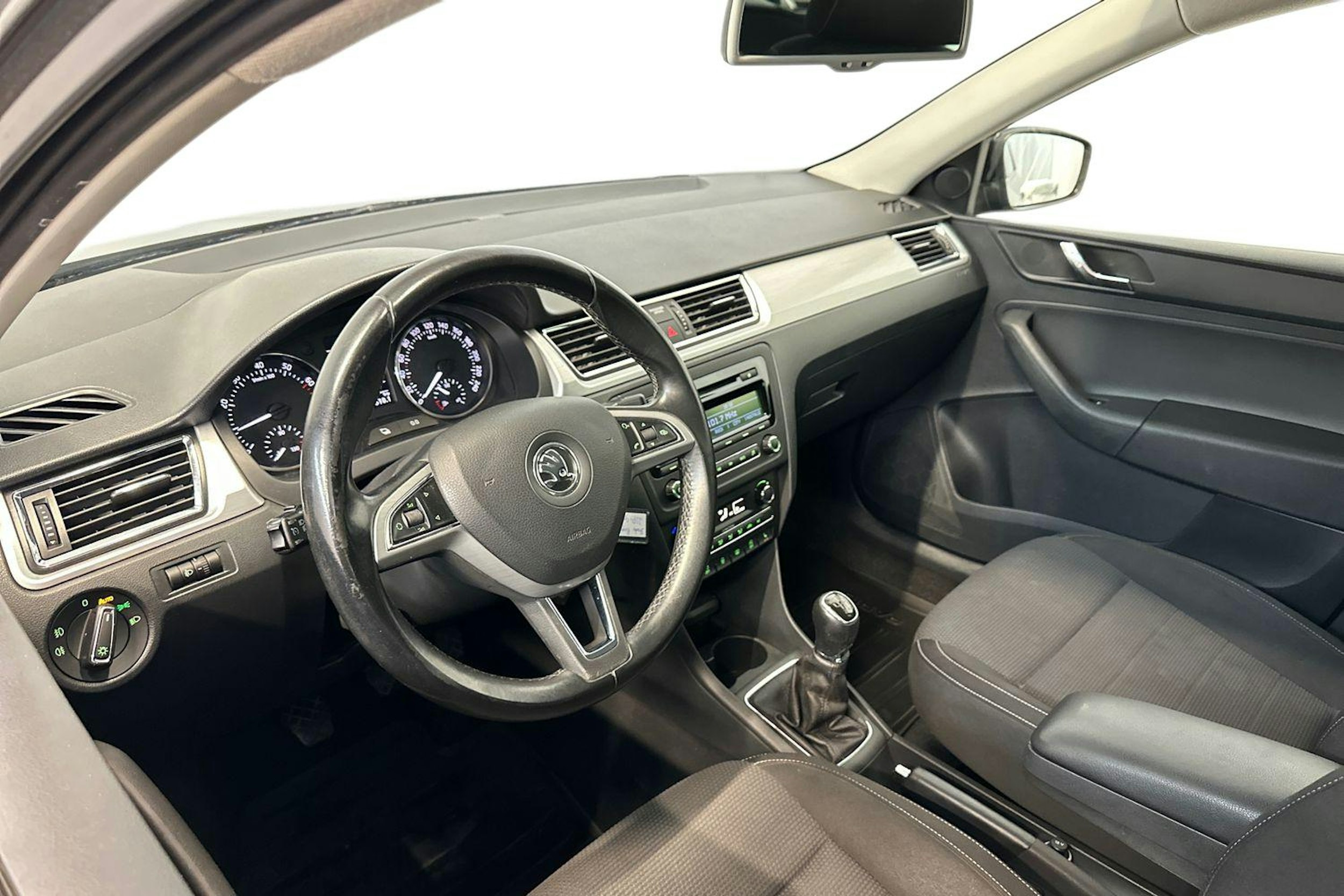 musta Skoda Rapid 2015 kuva 6.