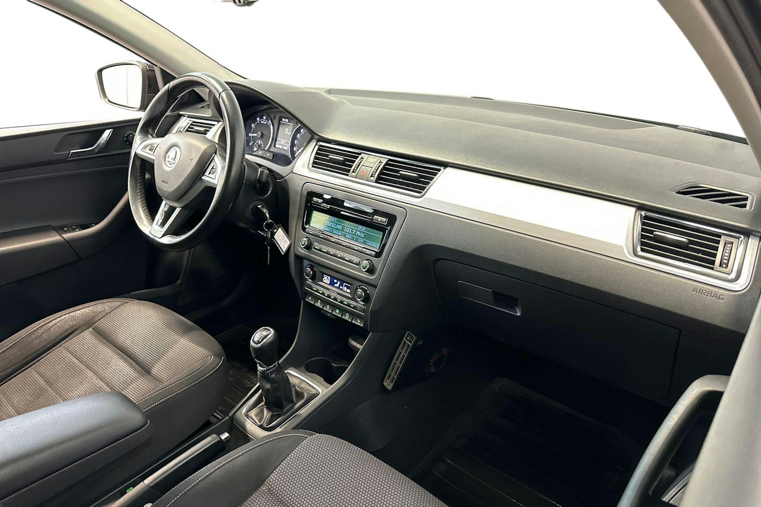 musta Skoda Rapid 2015 kuva 7.