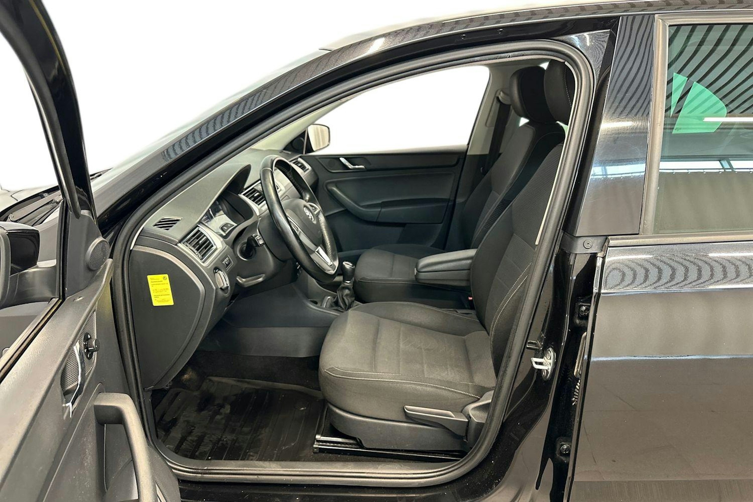 musta Skoda Rapid 2015 kuva 9.