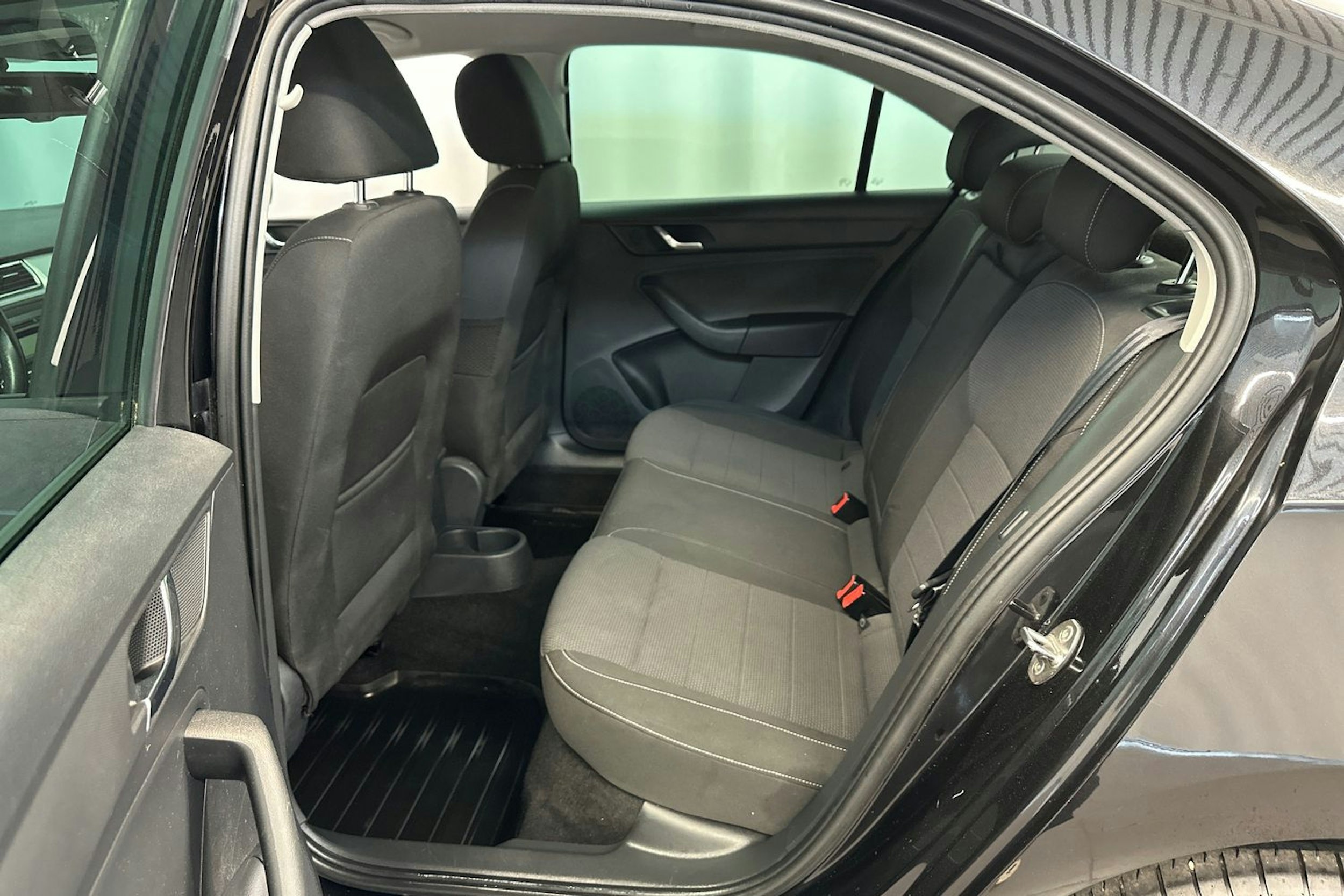 musta Skoda Rapid 2015 kuva 10.