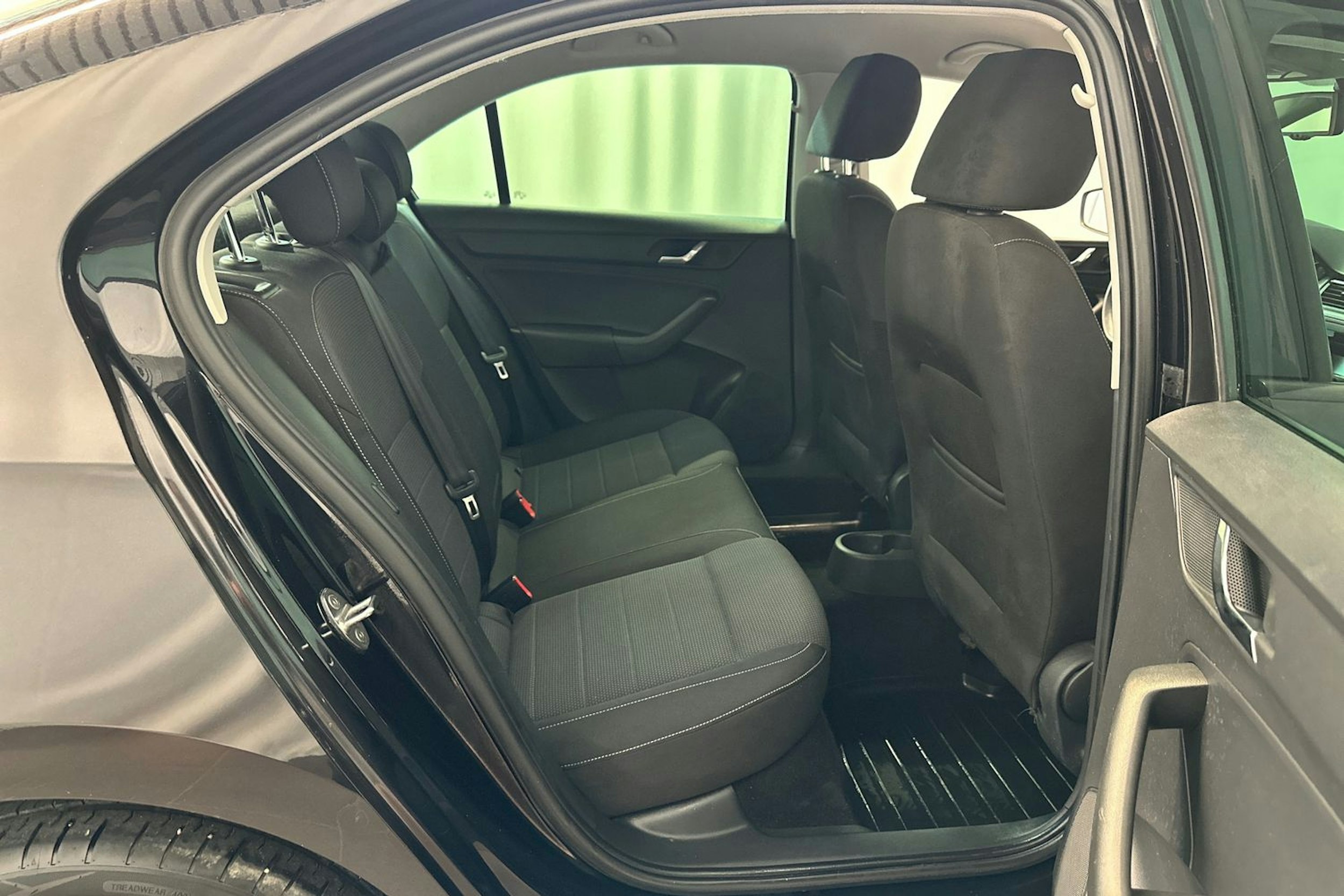 musta Skoda Rapid 2015 kuva 11.