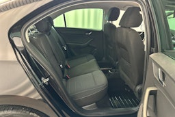 musta Skoda Rapid 2015 kuva 11.