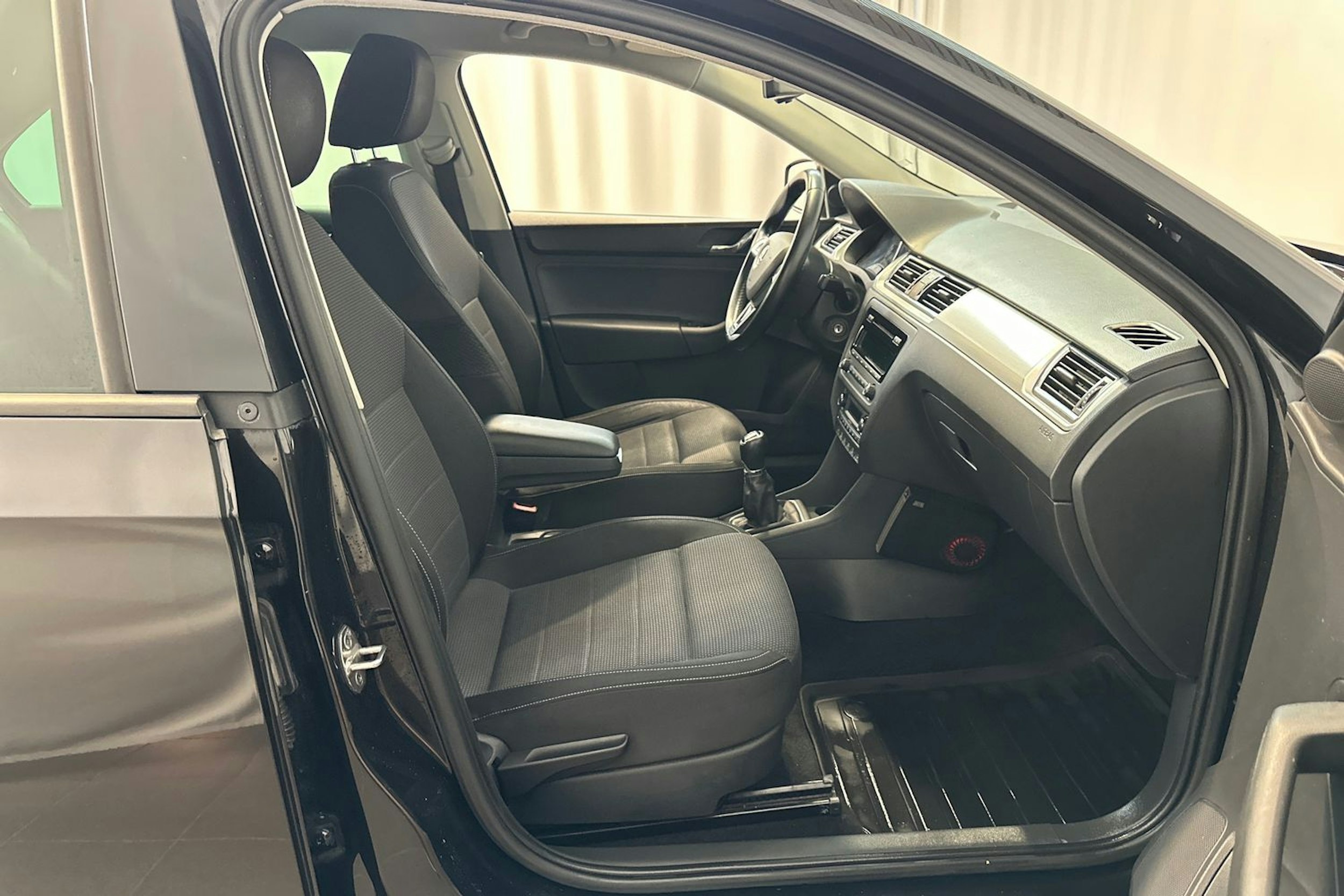 musta Skoda Rapid 2015 kuva 12.