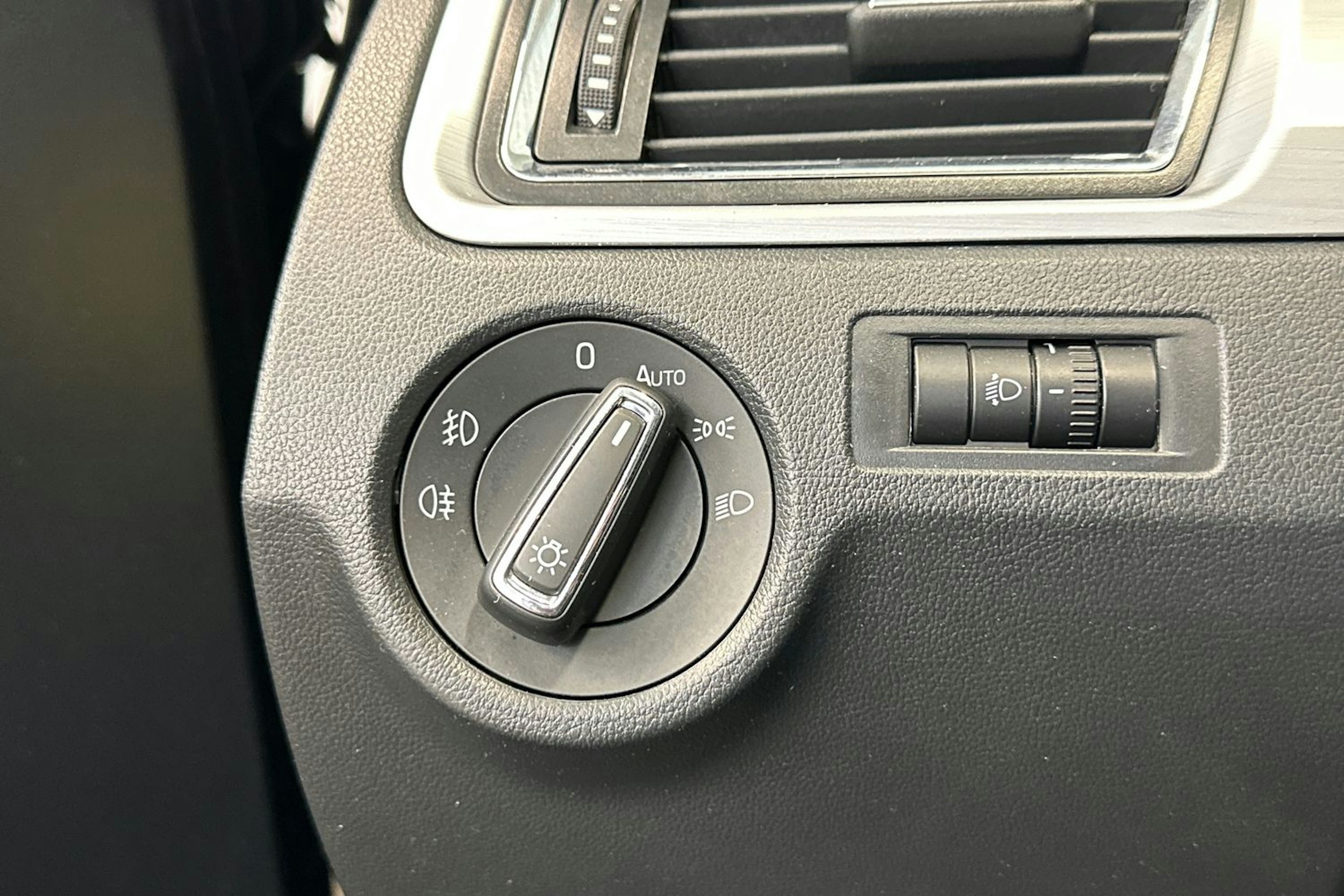 musta Skoda Rapid 2015 kuva 14.
