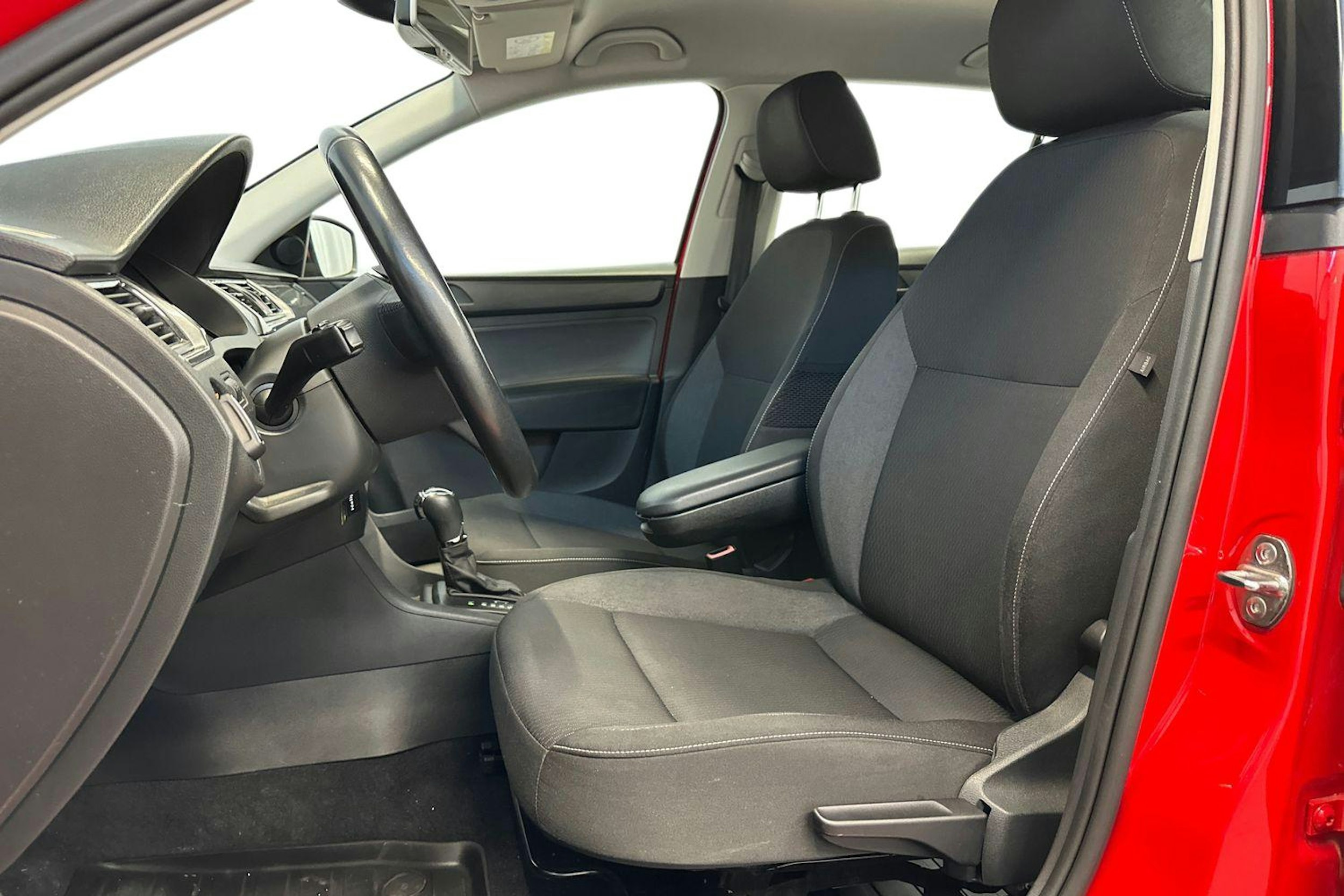 Punainen Skoda RAPID 2015 kuva 42.