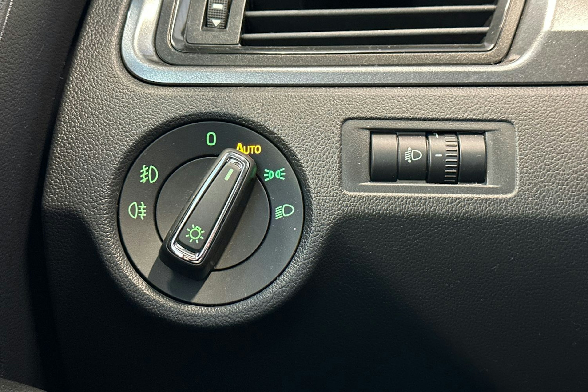 Punainen Skoda RAPID 2015 kuva 46.