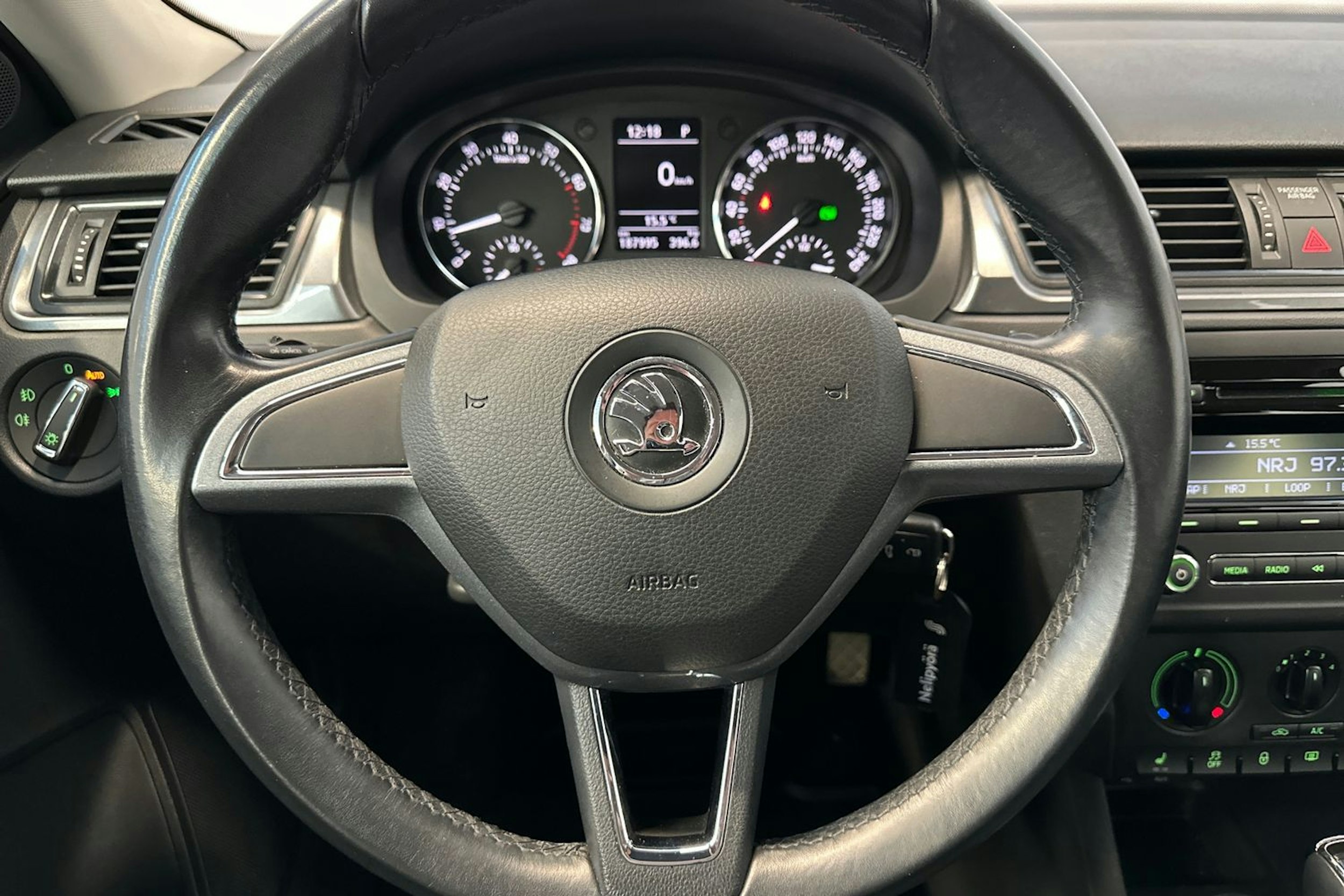 Punainen Skoda RAPID 2015 kuva 48.