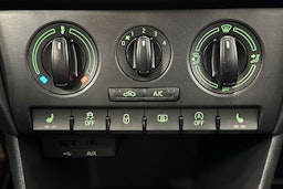 Punainen Skoda RAPID 2015 kuva 52.