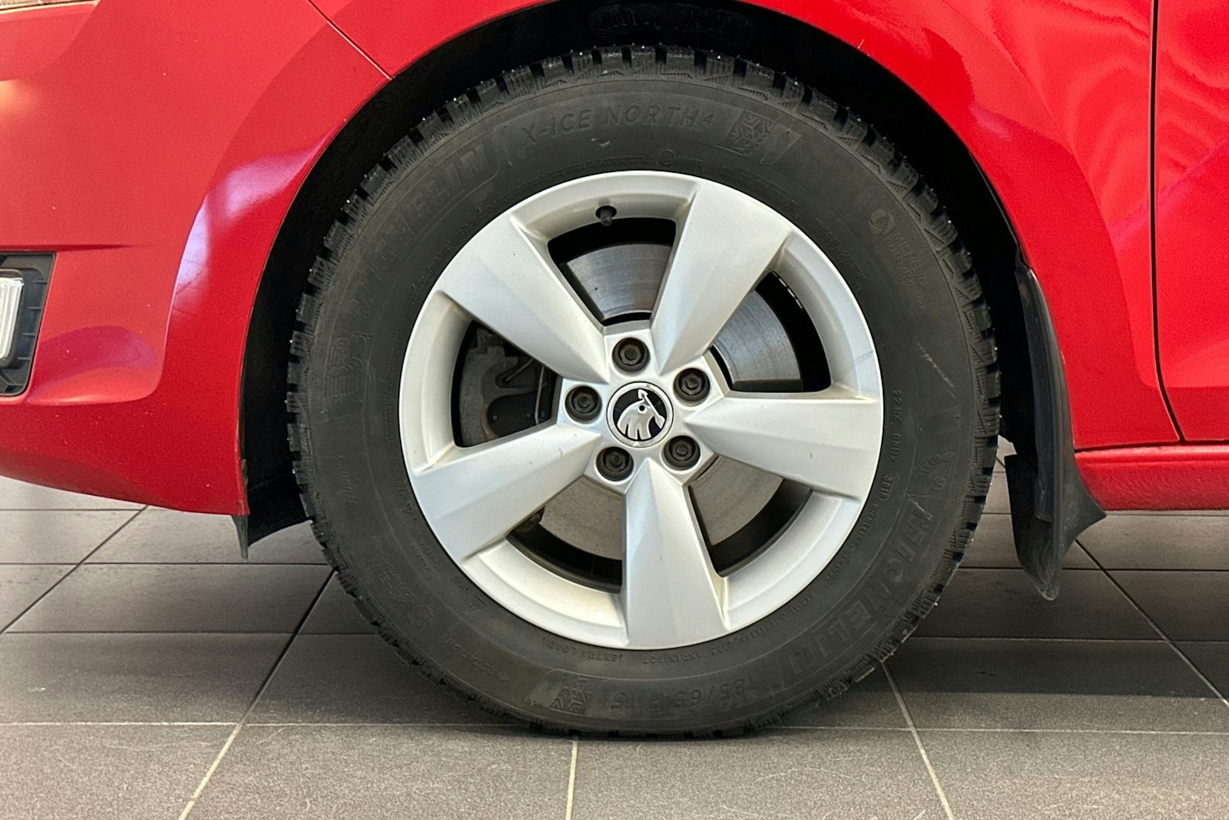 Punainen Skoda RAPID 2015 kuva 59.