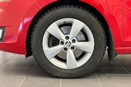 Punainen Skoda RAPID 2015 kuva 59.