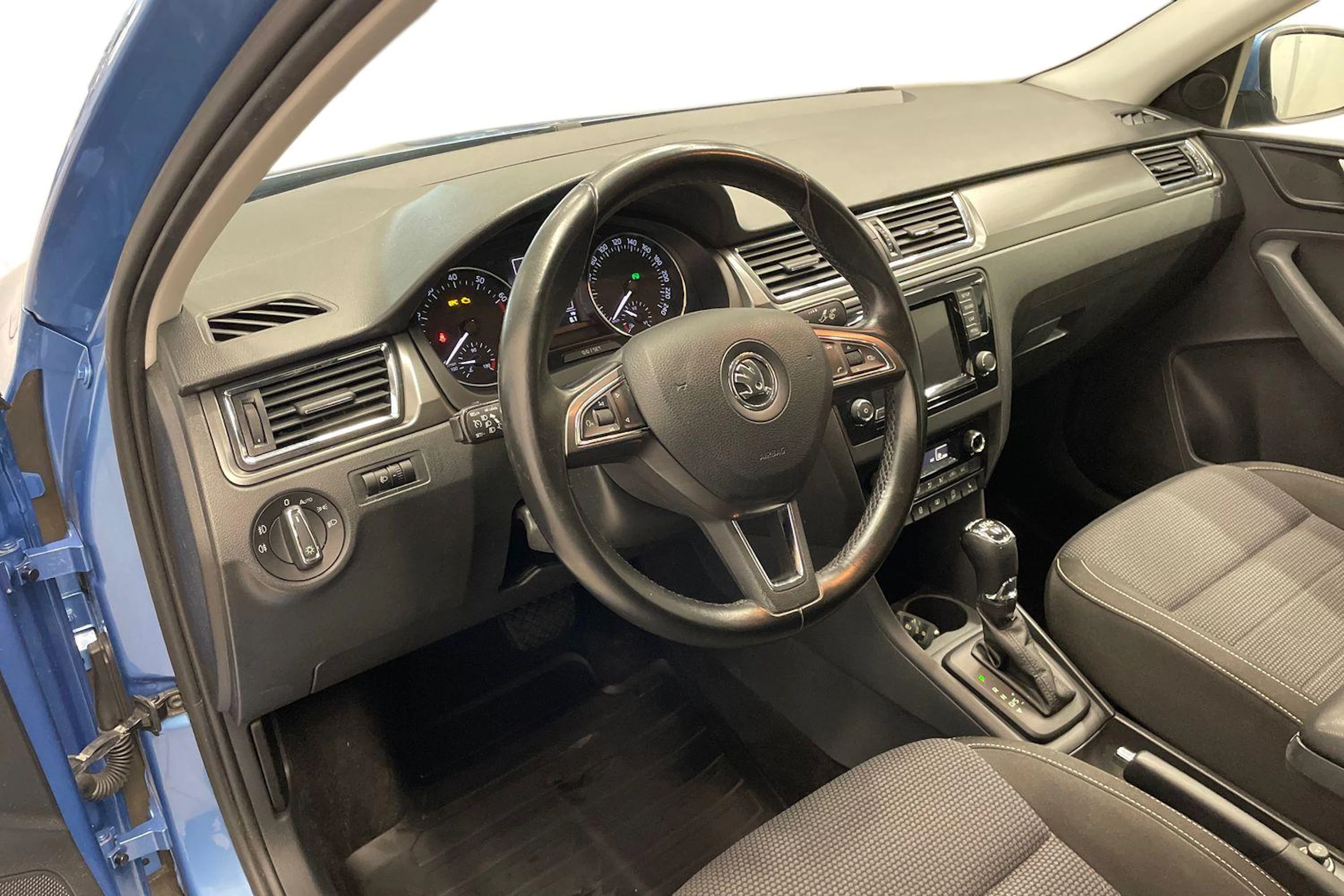 Sininen Skoda RAPID 2016 kuva 6.