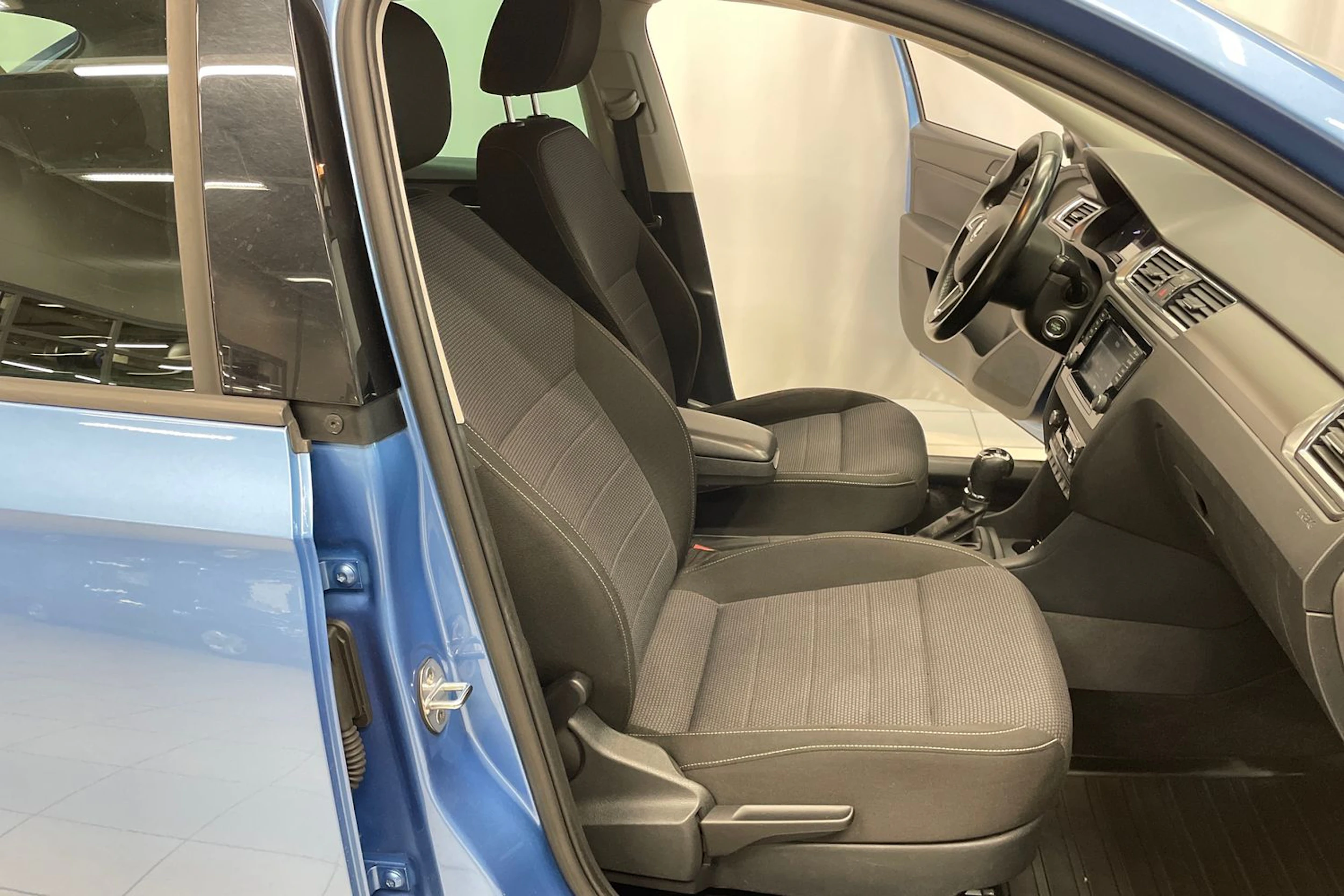 Sininen Skoda RAPID 2016 kuva 20.